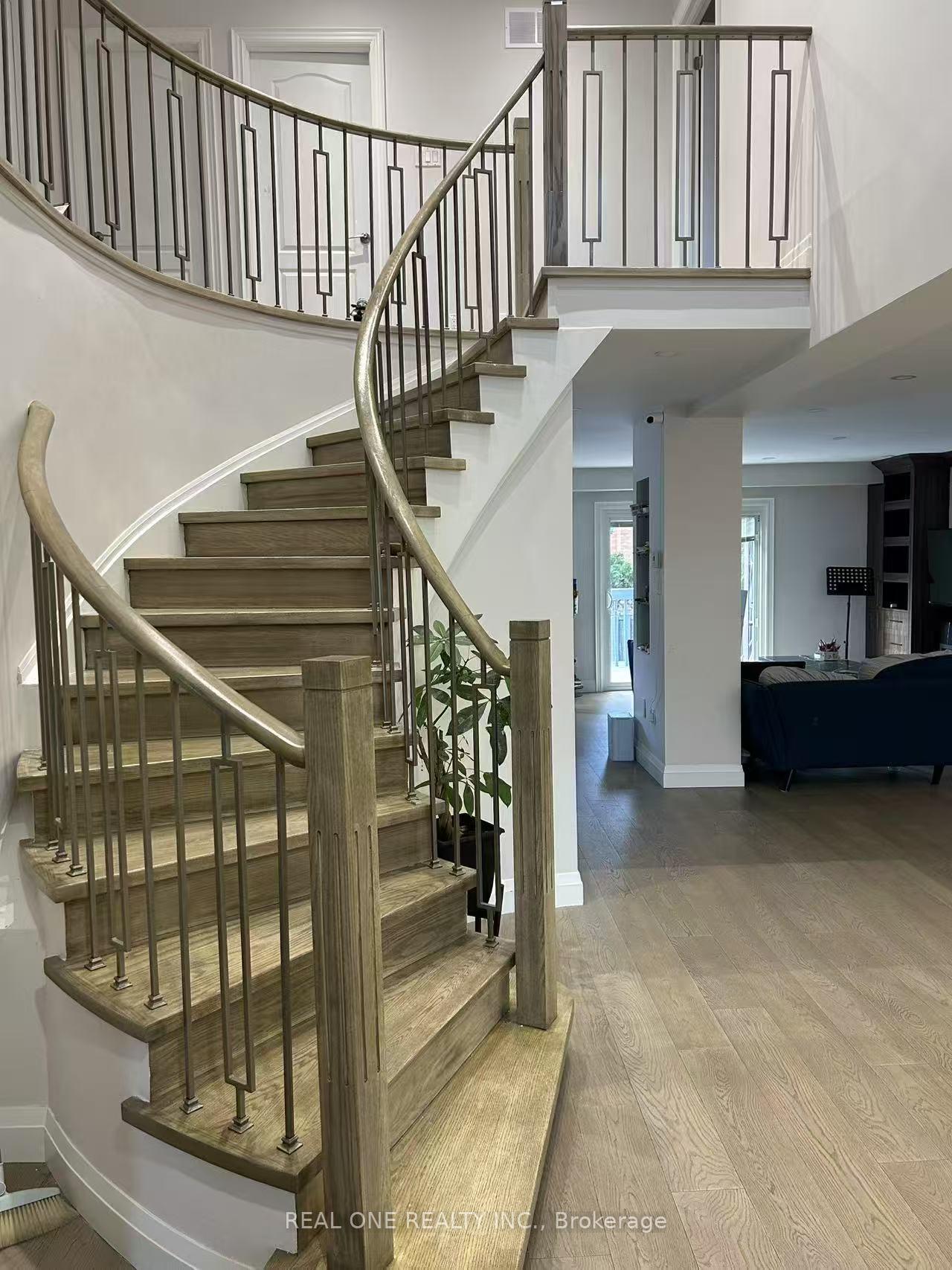 Photo 4 of Unit Upper L, 26 Fairty Drive, Markham, Middlefield — HOMEH
