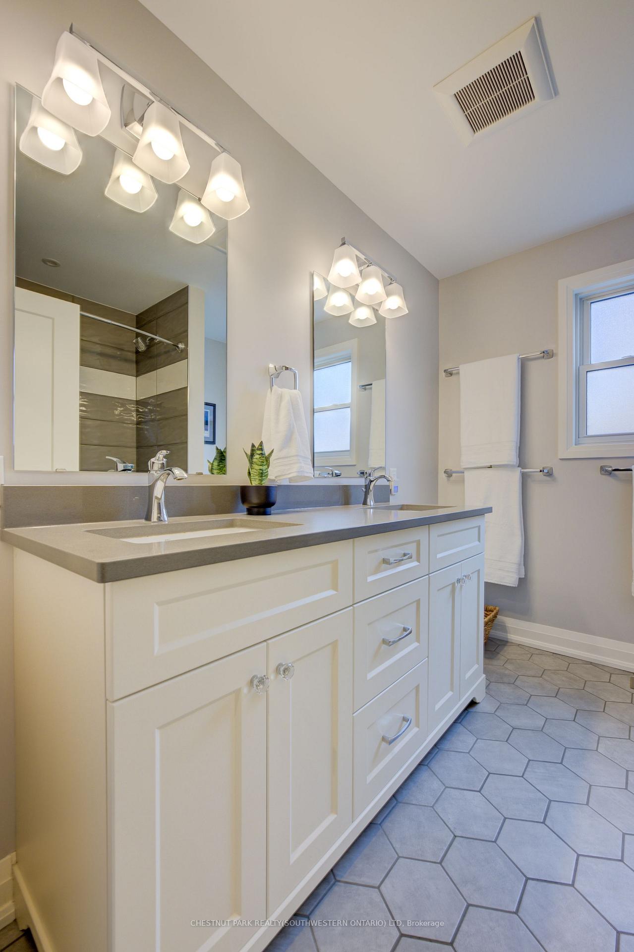 Photo 23 of 45 Uplands Drive, Kitchener — HOMEH