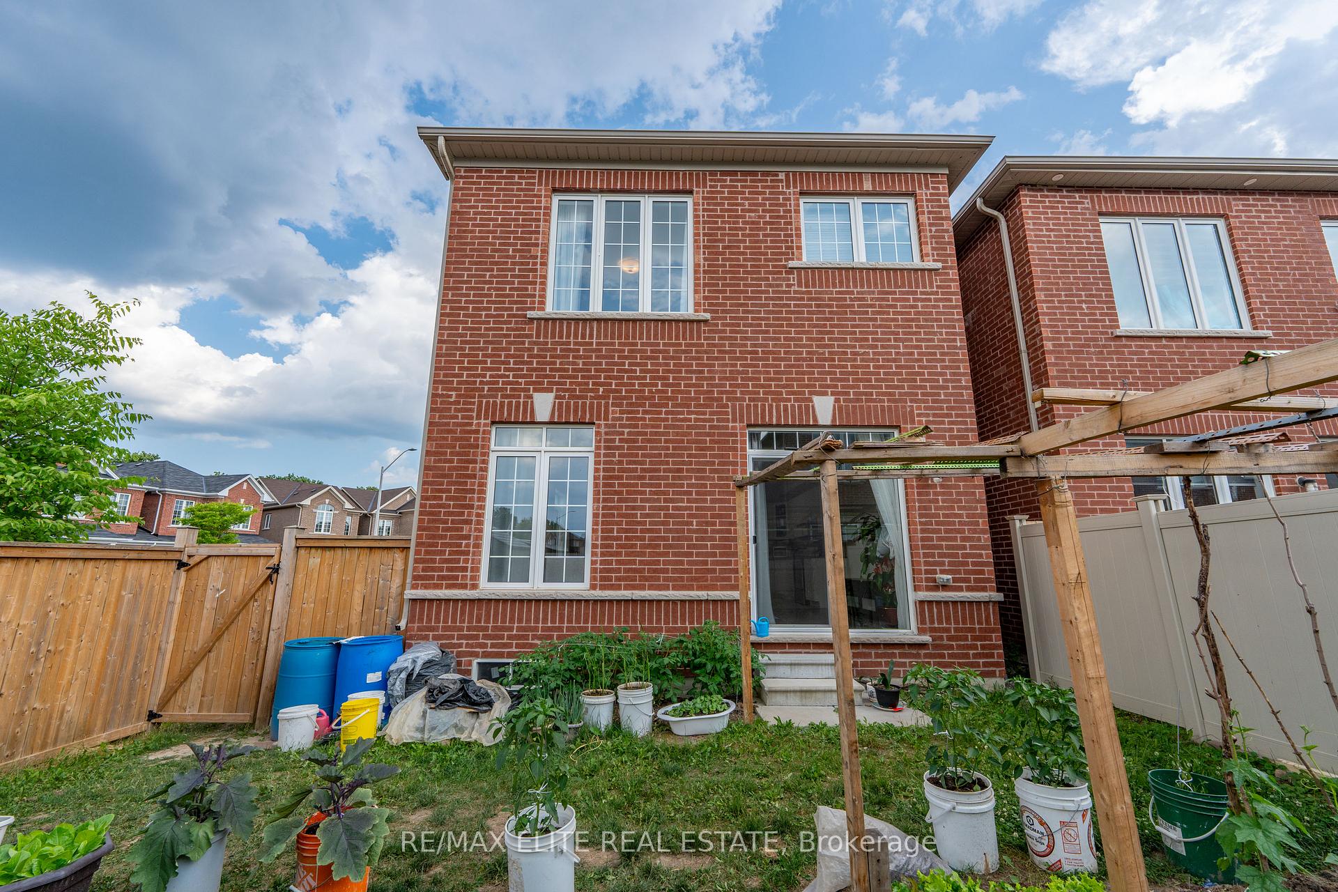 Photo 40 of 32 Titan Trail, Markham, Cedarwood — HOMEH