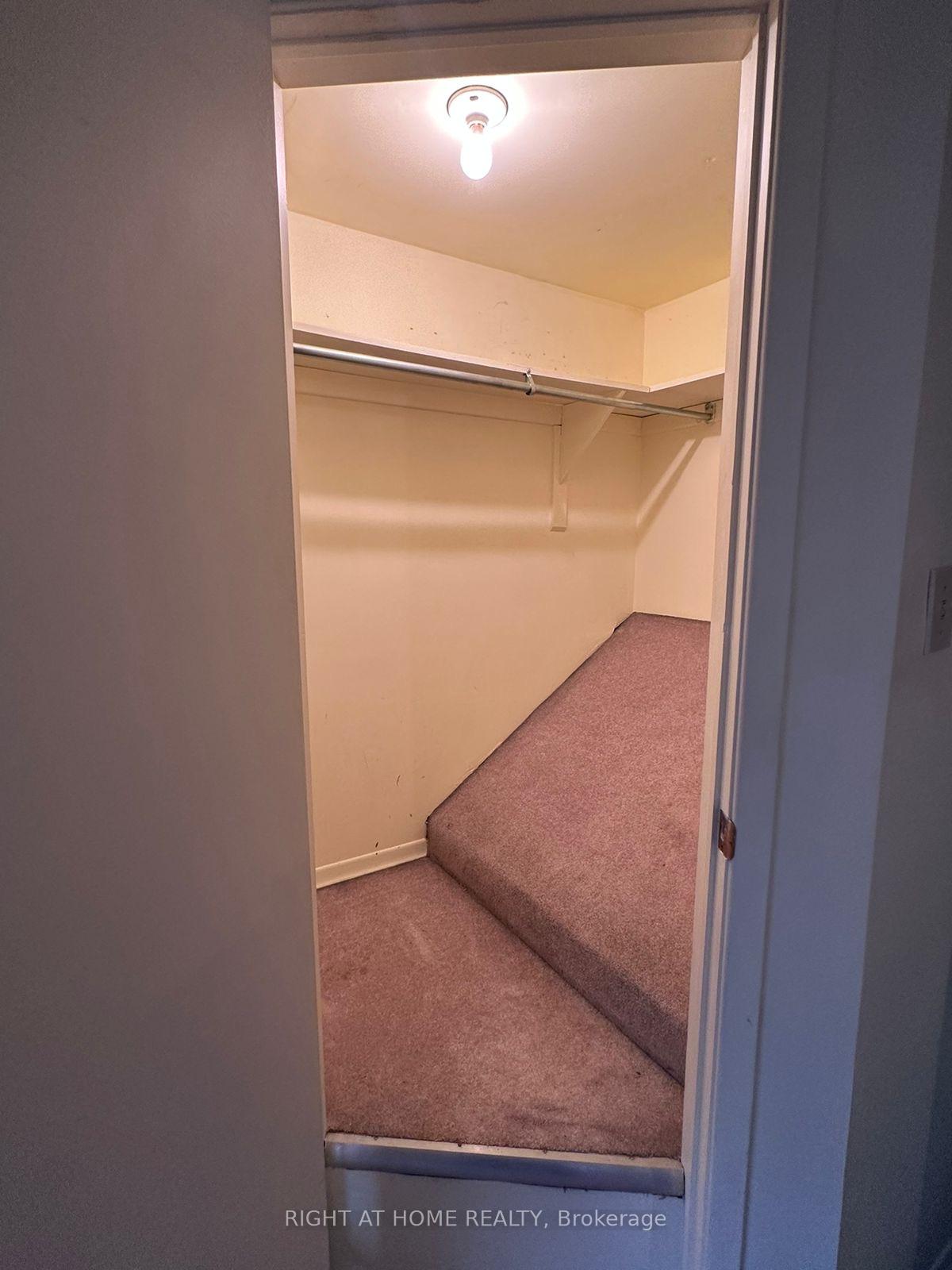 Photo 8 of 130 Dunbar Crescent, Markham, Milliken Mills East — HOMEH