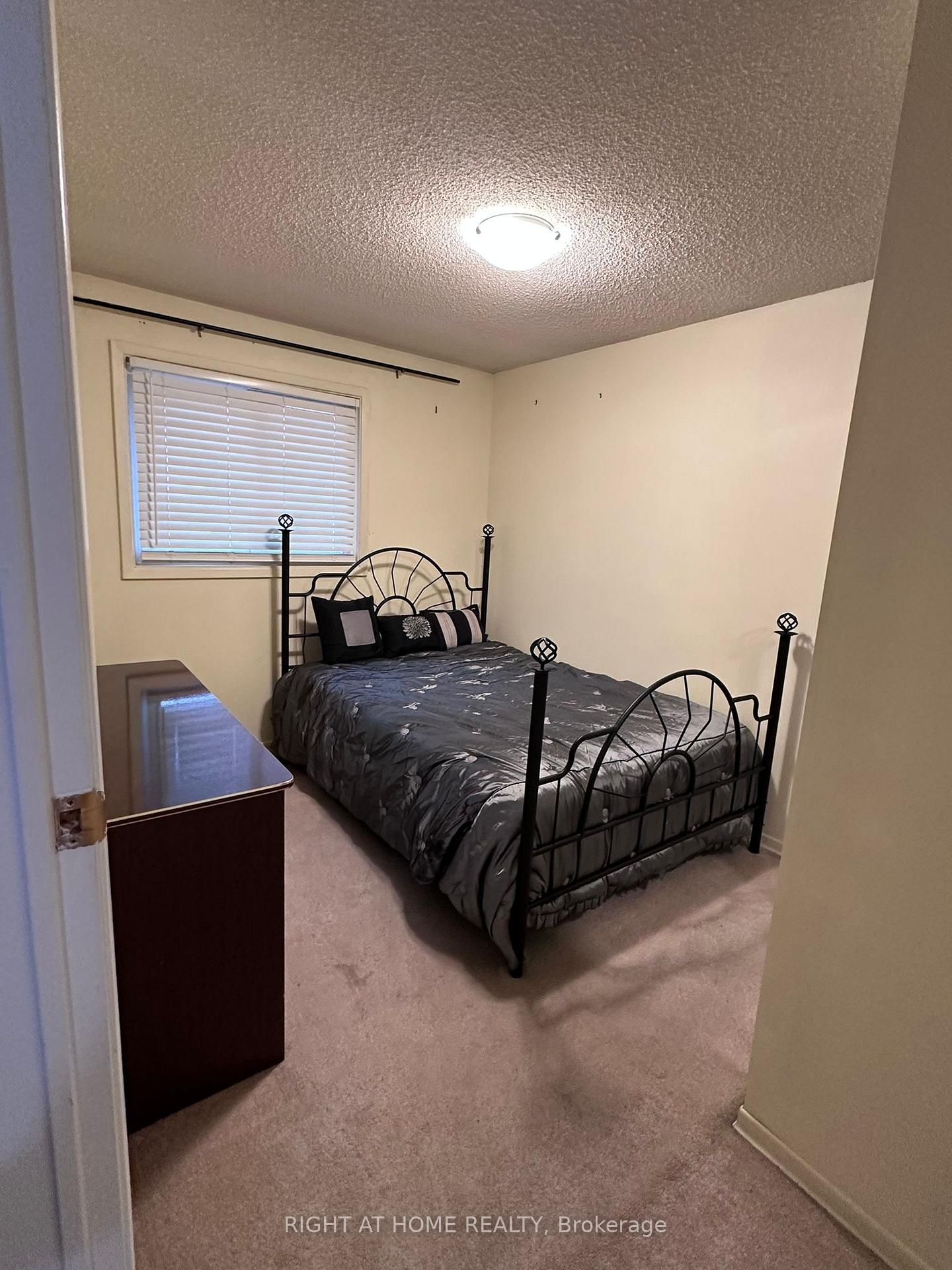 Photo 10 of 130 Dunbar Crescent, Markham, Milliken Mills East — HOMEH