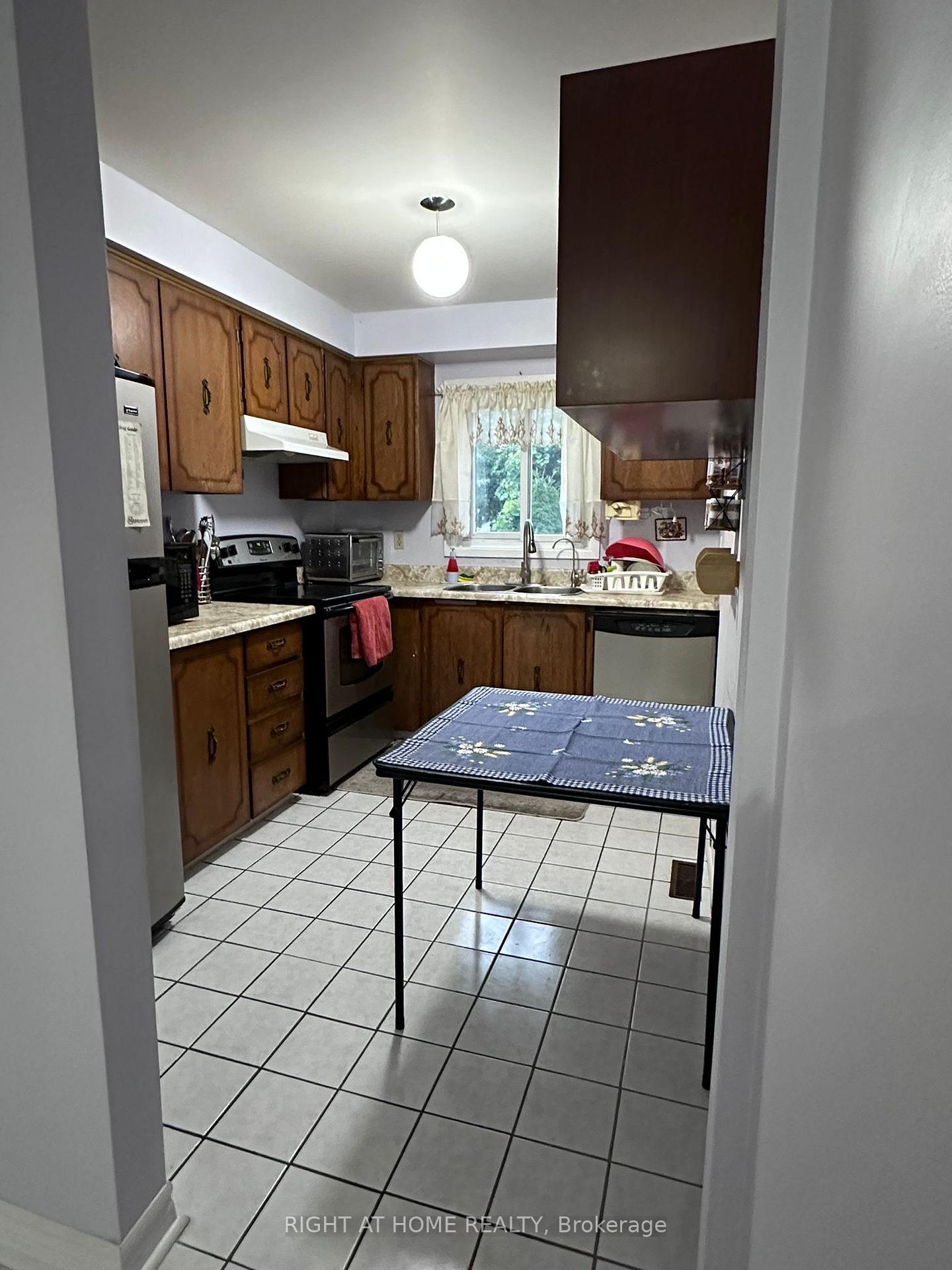Photo 11 of 130 Dunbar Crescent, Markham, Milliken Mills East — HOMEH