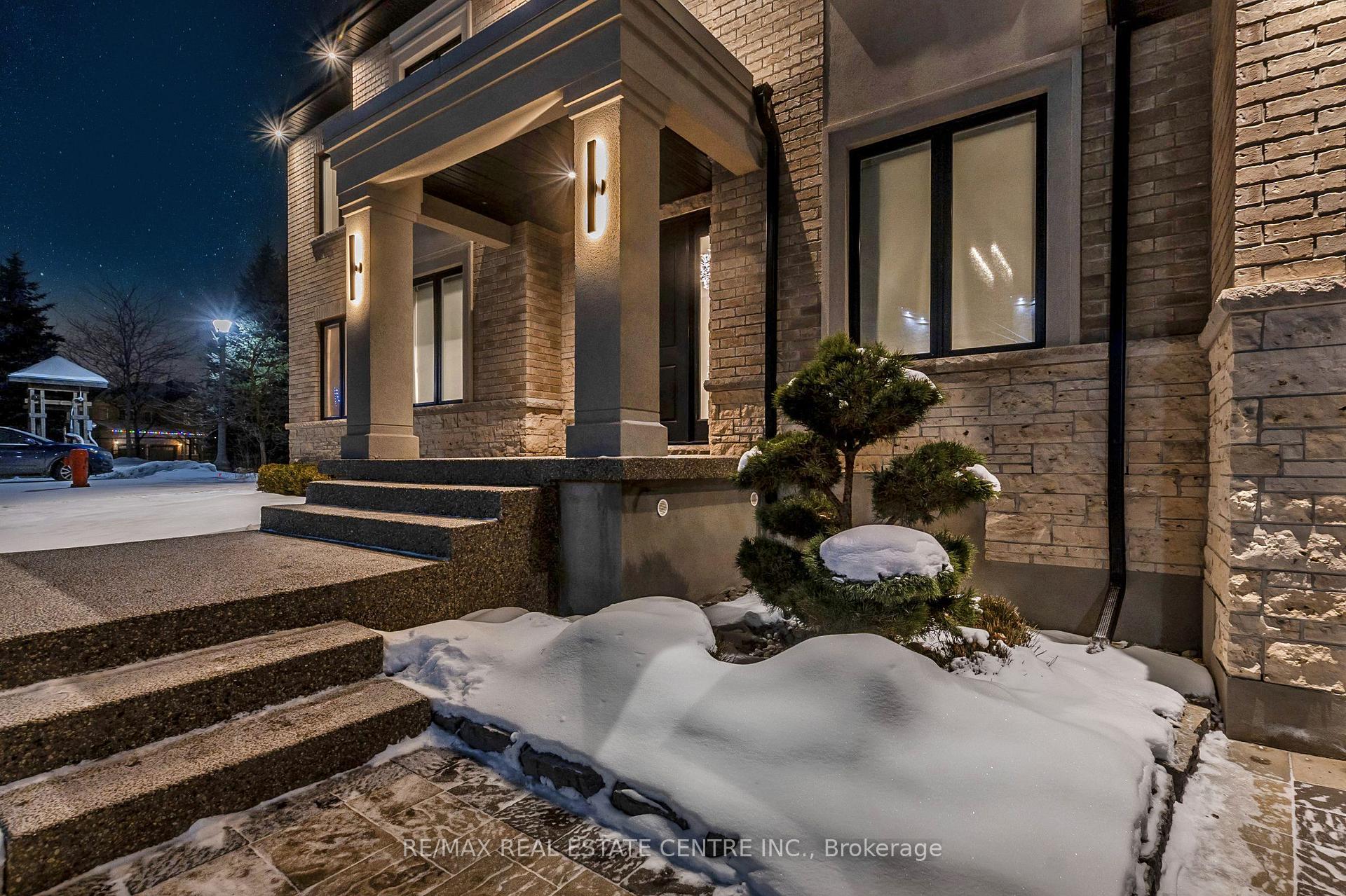 Photo 2 of Unit 4, 258 Edgewater Crescent, Kitchener, Grand River South — HOMEH