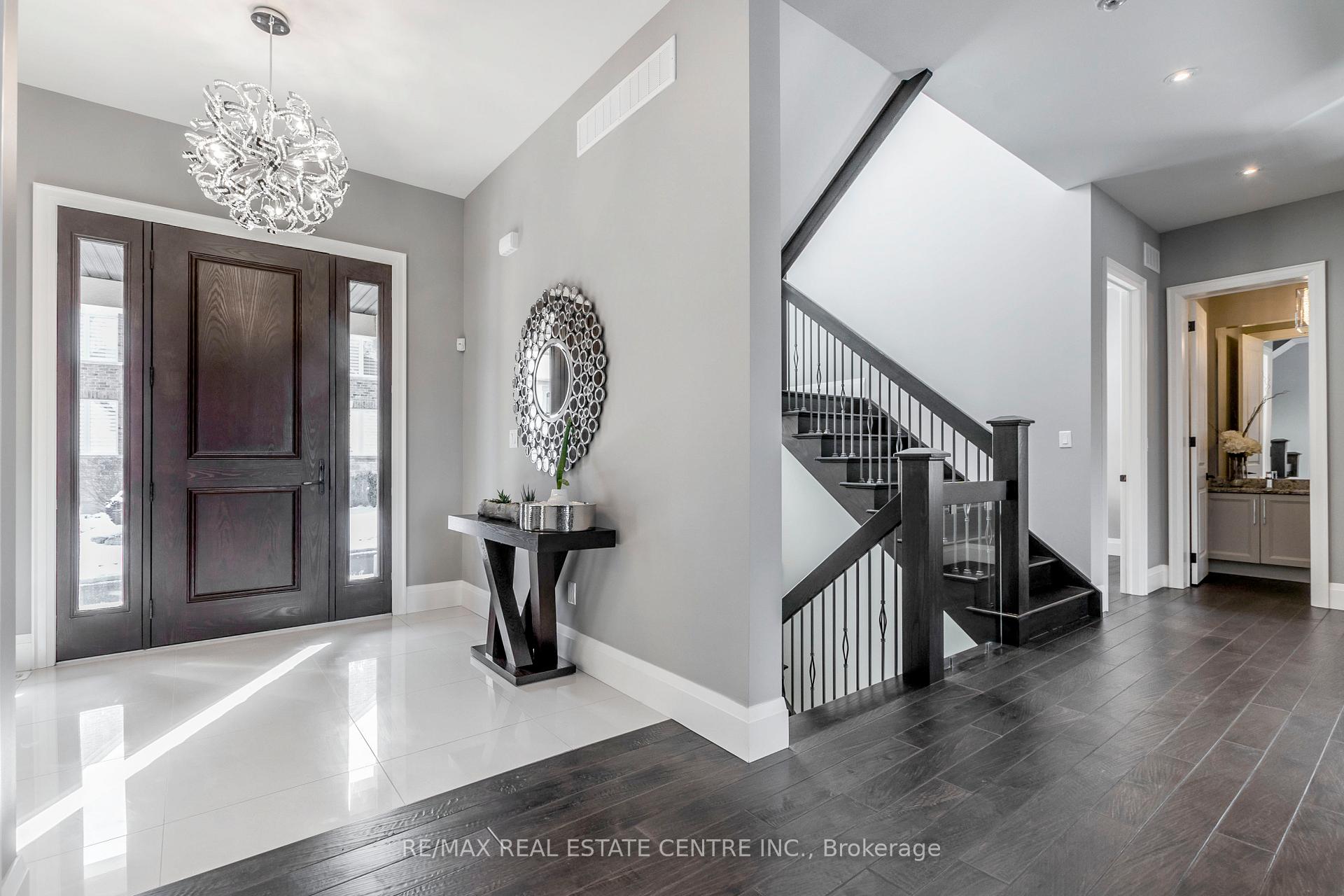 Photo 4 of Unit 4, 258 Edgewater Crescent, Kitchener, Grand River South — HOMEH