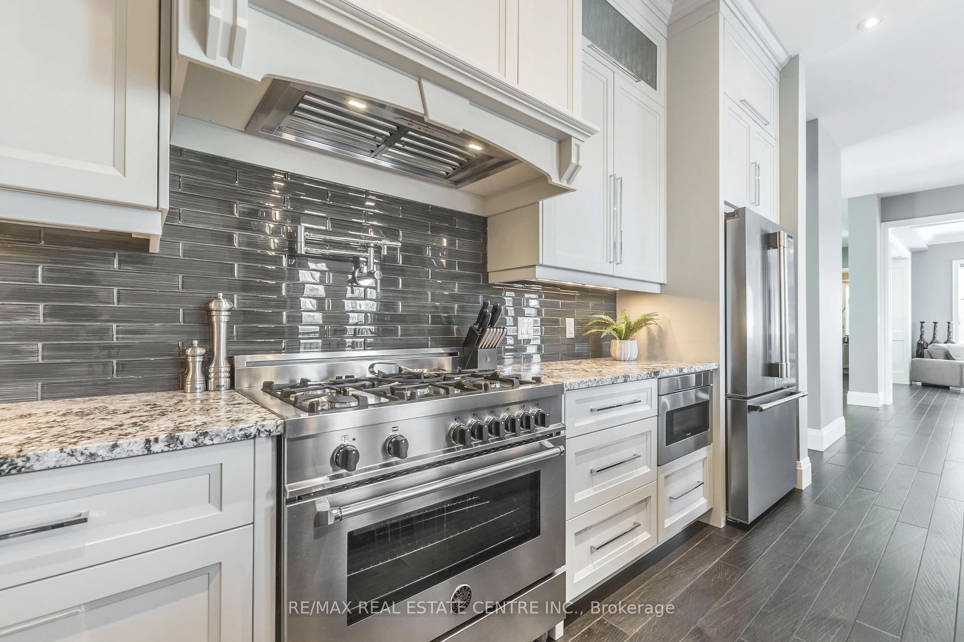 Photo 8 of Unit 4, 258 Edgewater Crescent, Kitchener, Grand River South — HOMEH