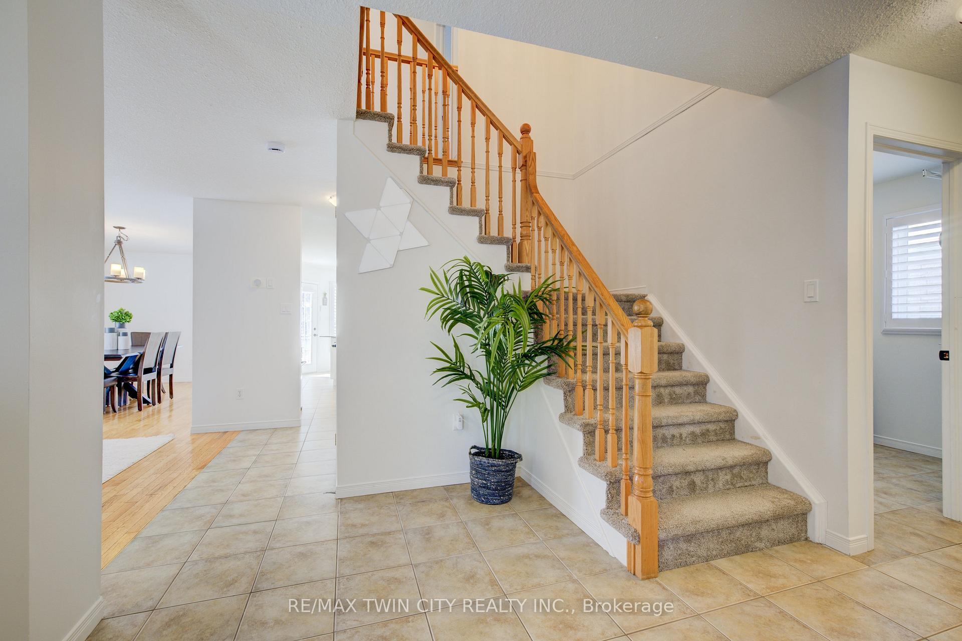 Photo 4 of 92 Rush Meadow Street, Kitchener — HOMEH