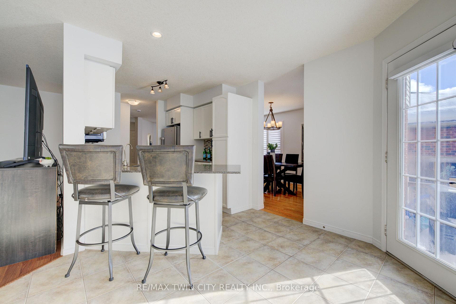 Photo 9 of 92 Rush Meadow Street, Kitchener — HOMEH
