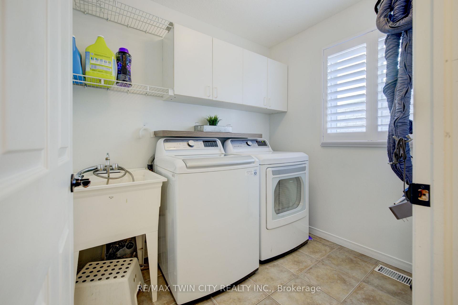 Photo 13 of 92 Rush Meadow Street, Kitchener — HOMEH