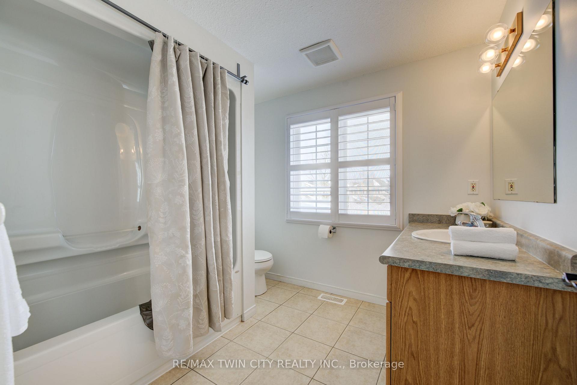 Photo 22 of 92 Rush Meadow Street, Kitchener — HOMEH