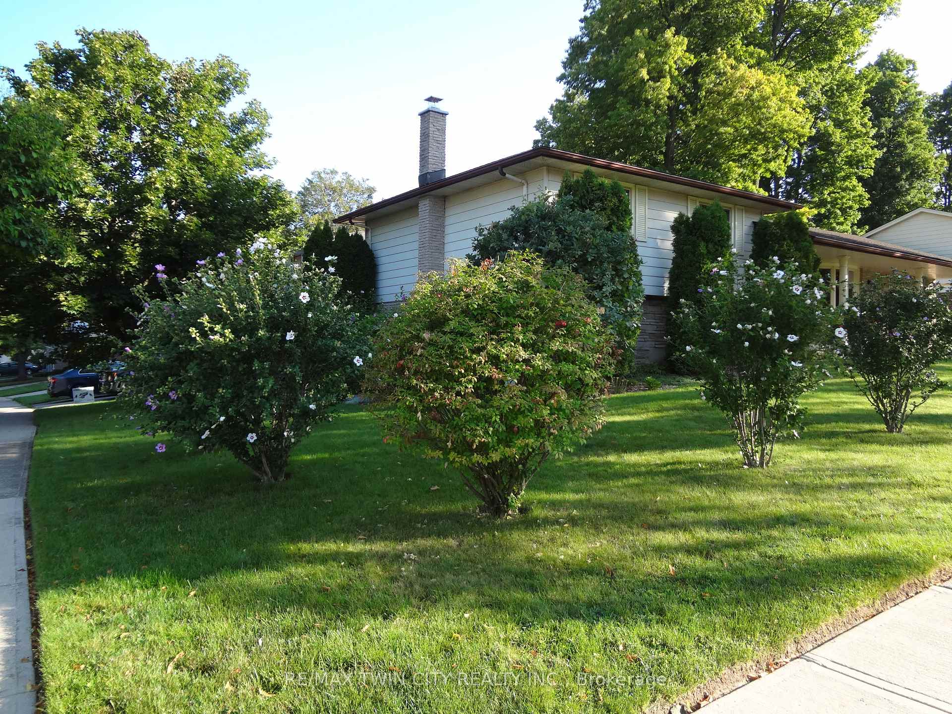 Photo 4 of 45 Nipigon Street, Kitchener — HOMEH