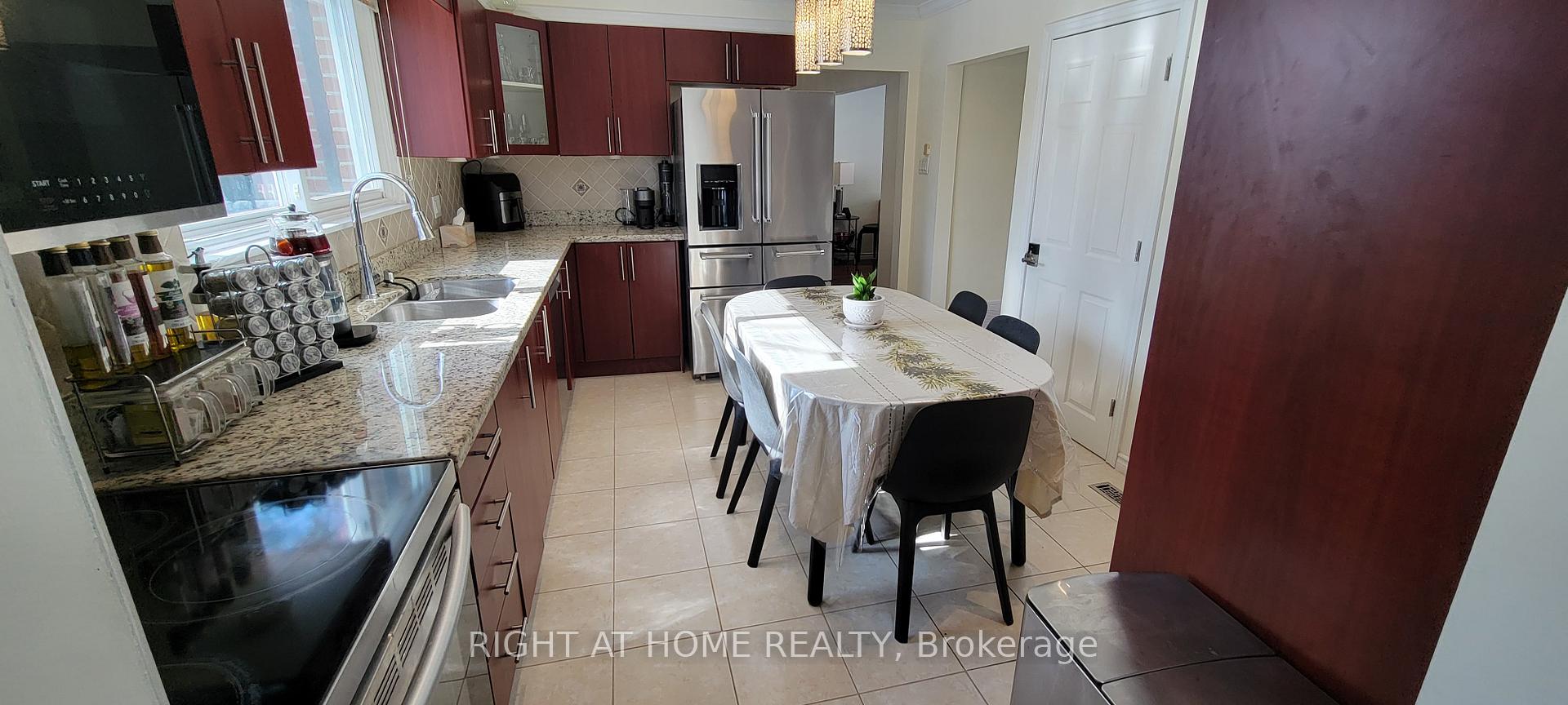 Photo 6 of 33 Royal Orchard Boulevard, Markham, Royal Orchard — HOMEH