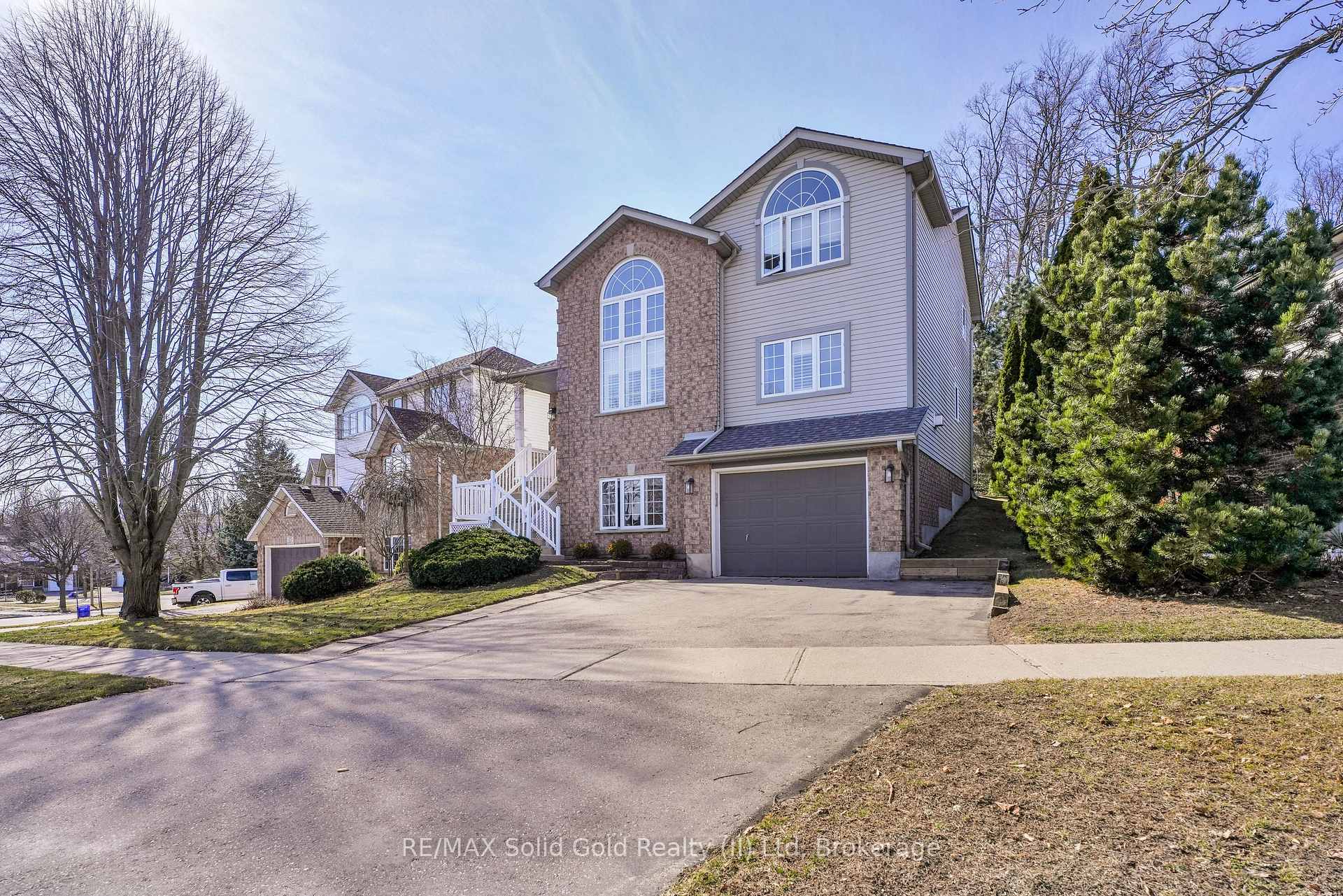 Photo 2 of 33 Stanmore Avenue, Kitchener — HOMEH