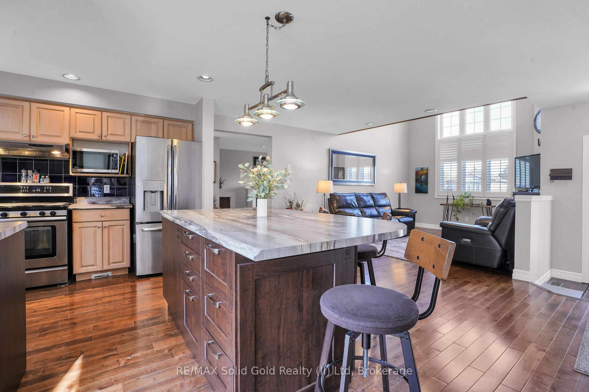 Photo 6 of 33 Stanmore Avenue, Kitchener — HOMEH