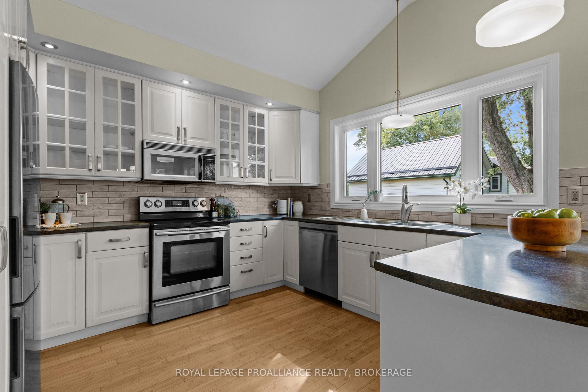 Photo 13 of 42 Quebec Street, Kingston, East of Sir John A. Blvd — HOMEH