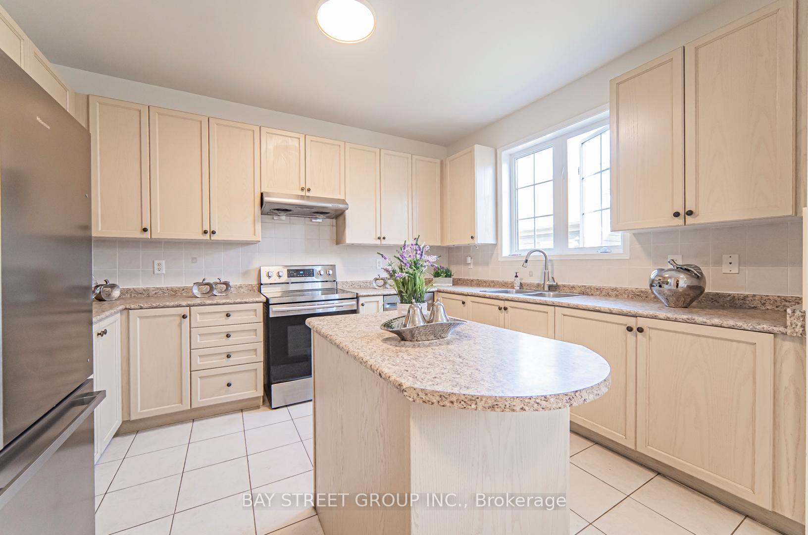 Photo 8 of 113 Yale Lane, Markham, Cornell — HOMEH