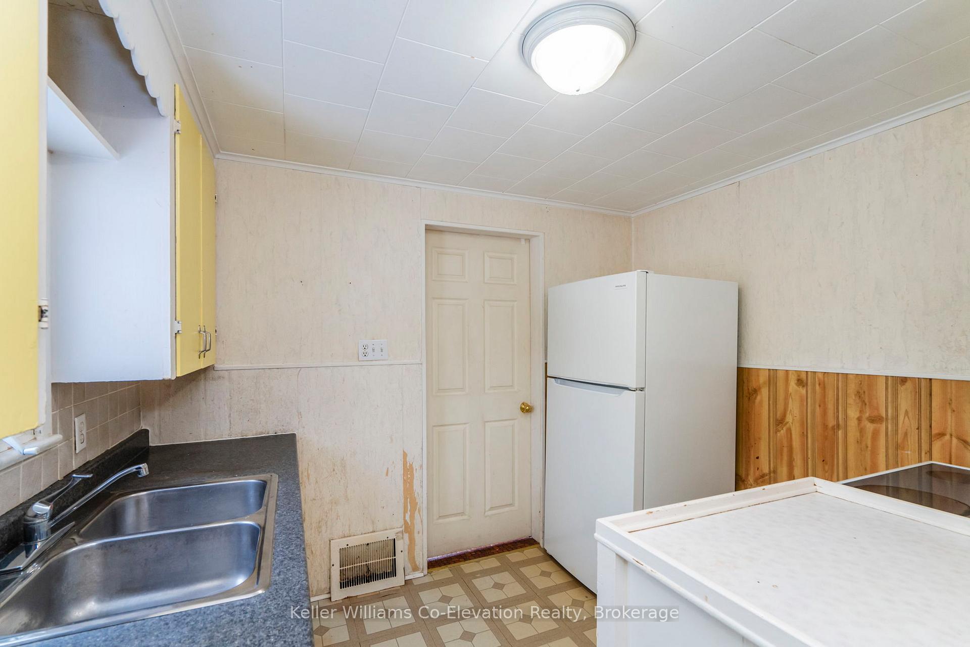Photo 6 of 282 Eighth Street, Midland — HOMEH