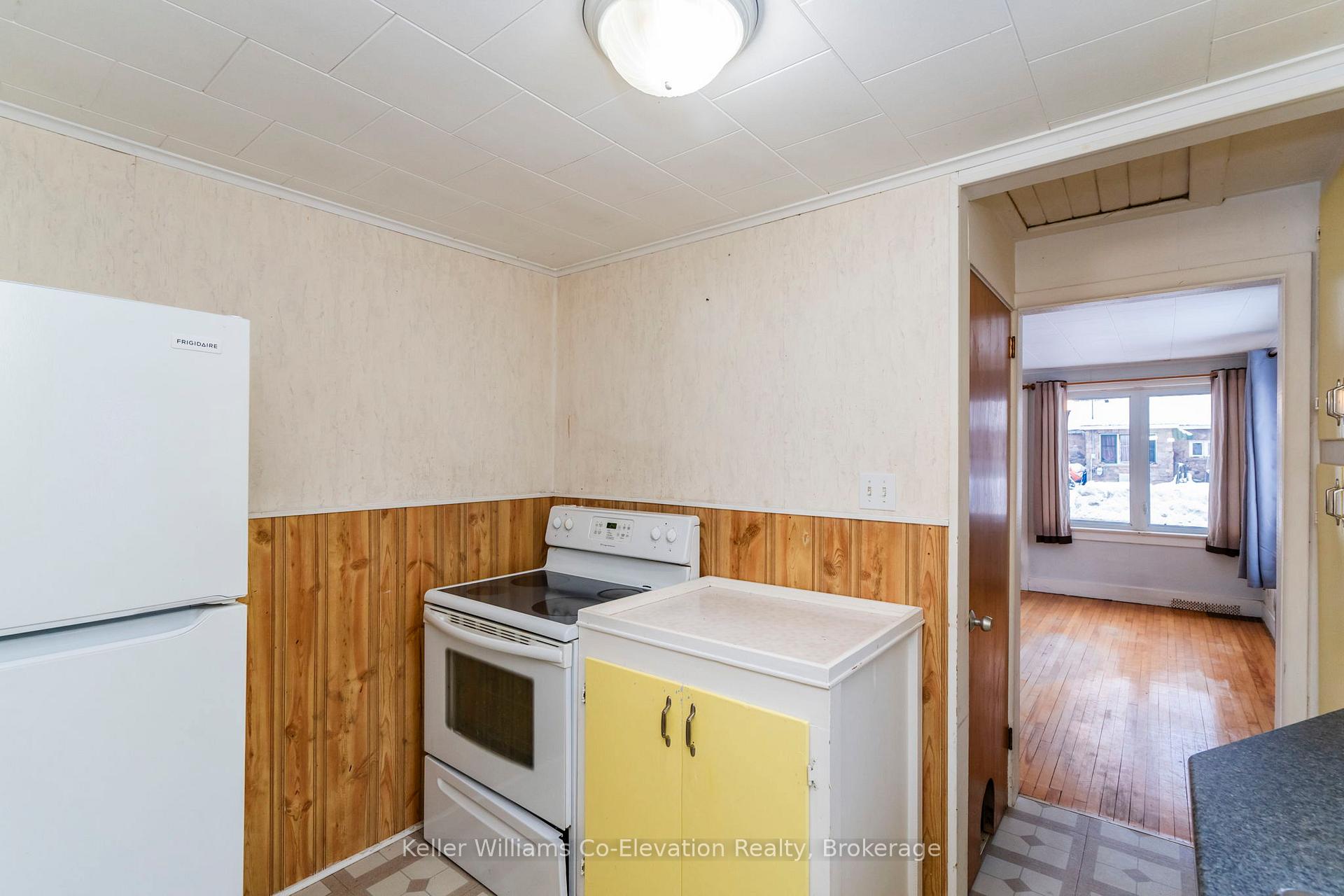Photo 7 of 282 Eighth Street, Midland — HOMEH