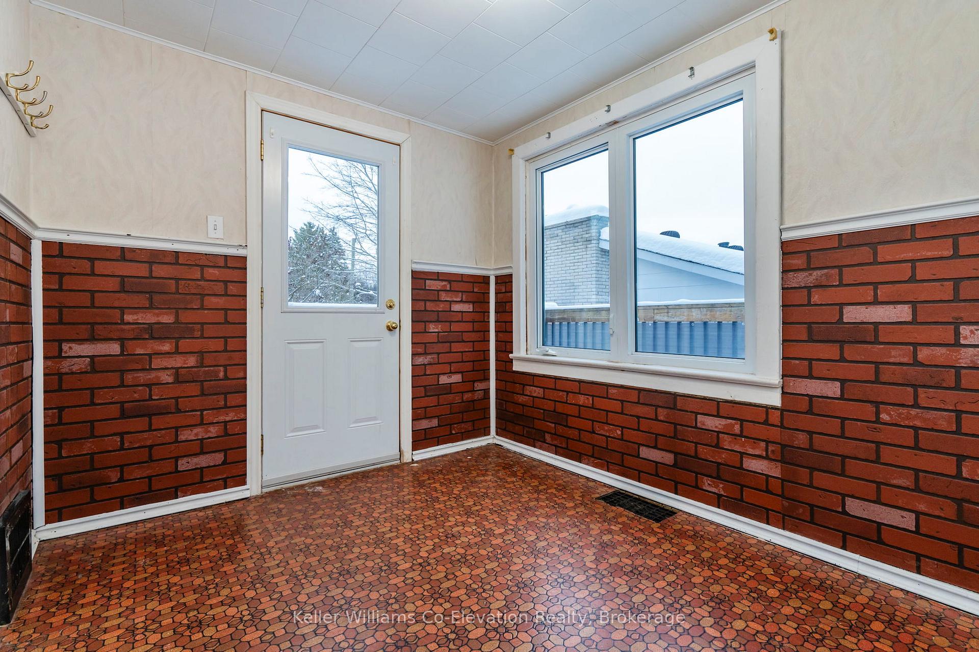 Photo 10 of 282 Eighth Street, Midland — HOMEH
