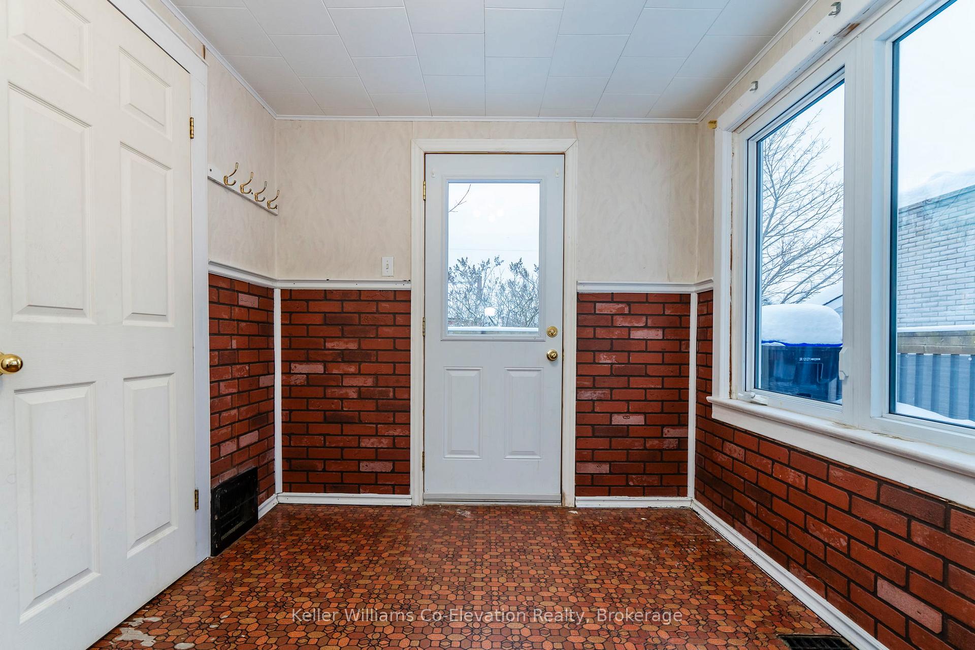 Photo 11 of 282 Eighth Street, Midland — HOMEH