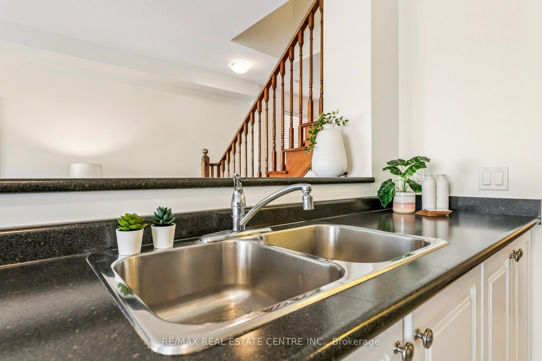 Photo 8 of 856 Miltonbrook Crescent, Milton, Willmott — HOMEH