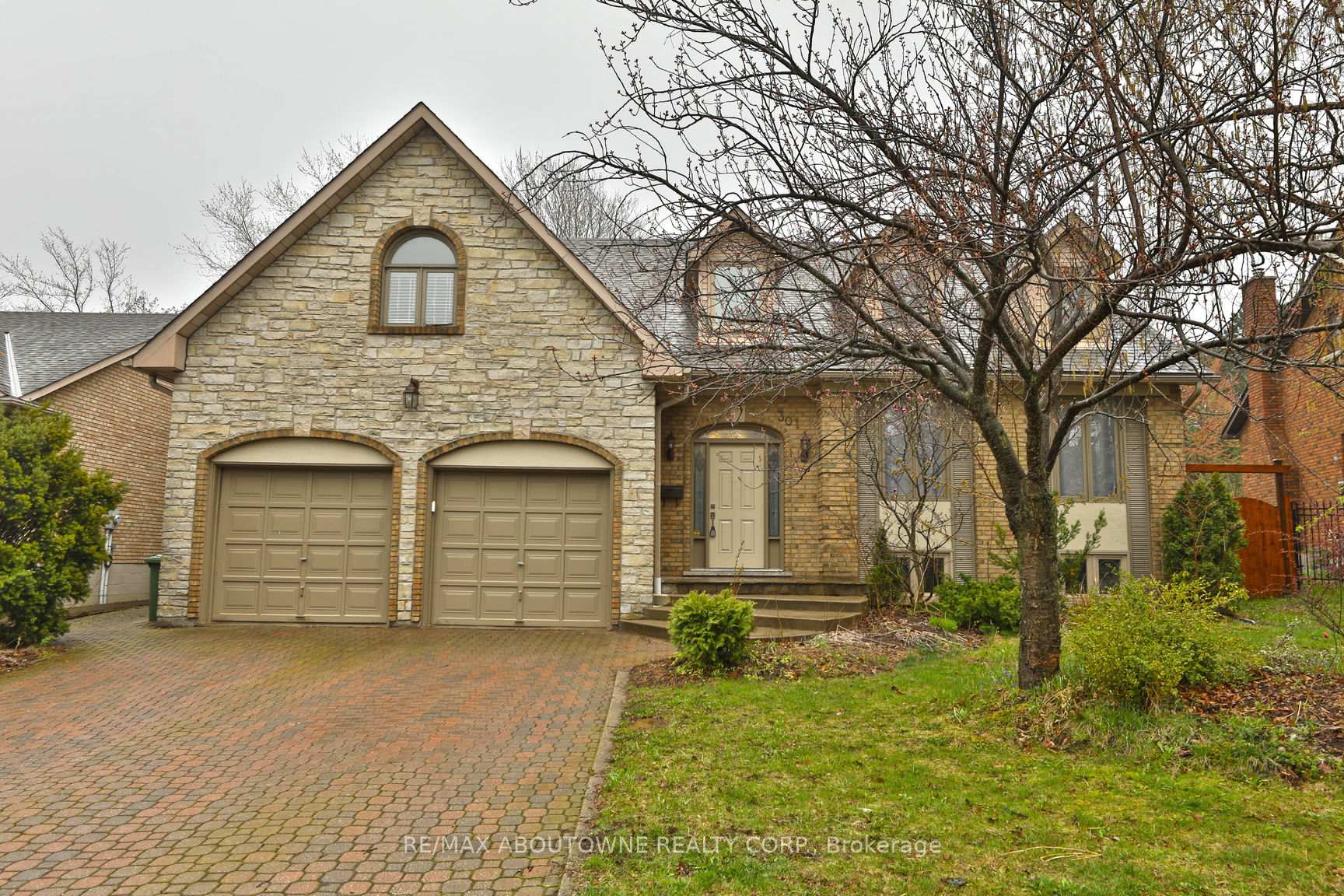 Photo 1 of 301 Lloyminn Avenue, Hamilton, Ancaster — HOMEH