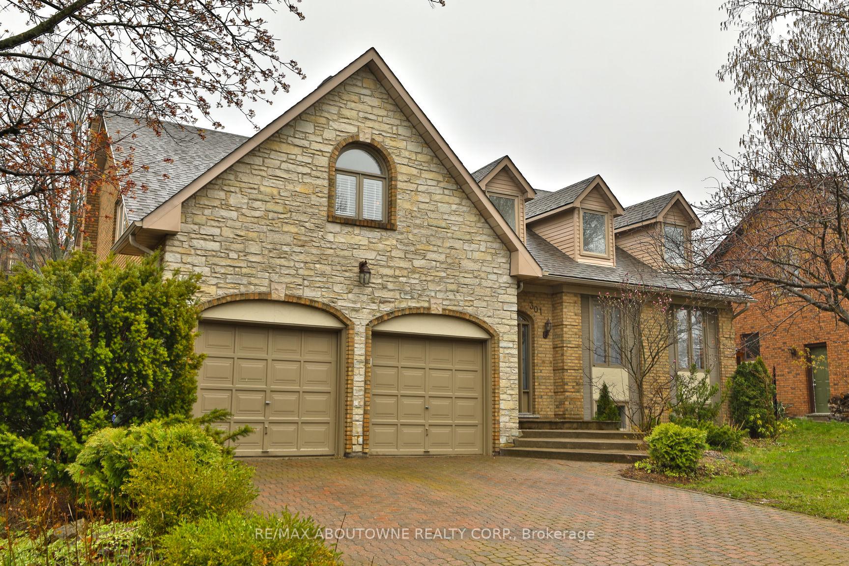 Photo 2 of 301 Lloyminn Avenue, Hamilton, Ancaster — HOMEH