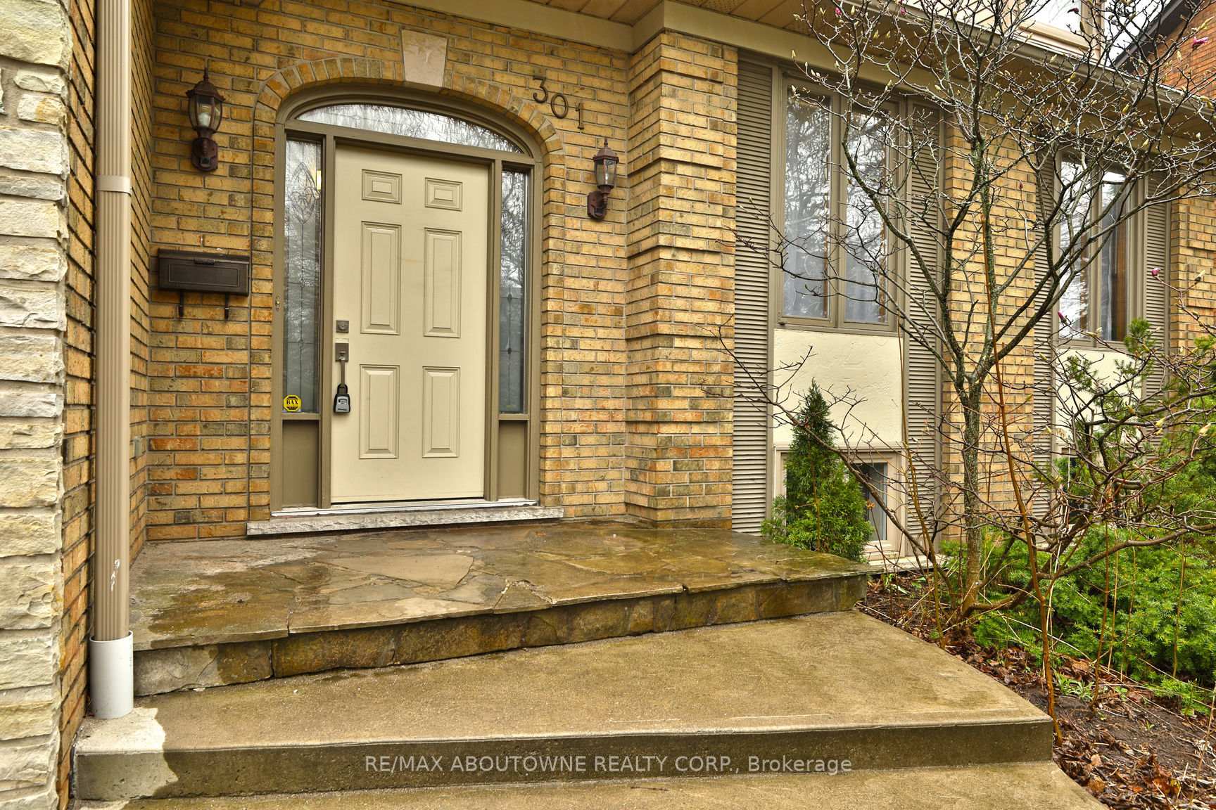 Photo 3 of 301 Lloyminn Avenue, Hamilton, Ancaster — HOMEH