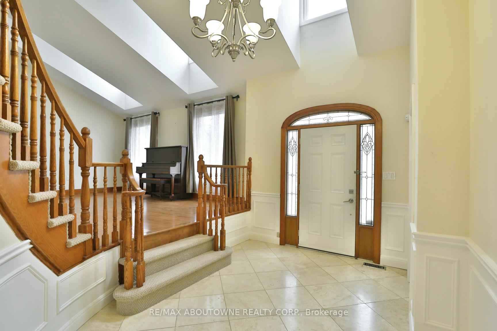 Photo 4 of 301 Lloyminn Avenue, Hamilton, Ancaster — HOMEH