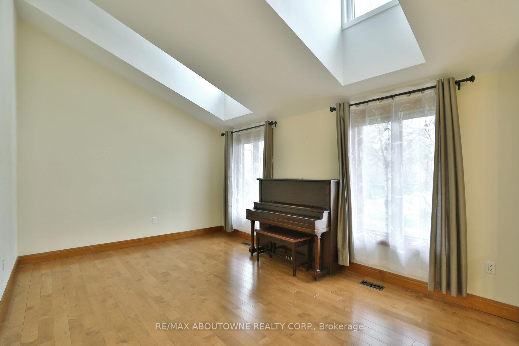 Photo 5 of 301 Lloyminn Avenue, Hamilton, Ancaster — HOMEH