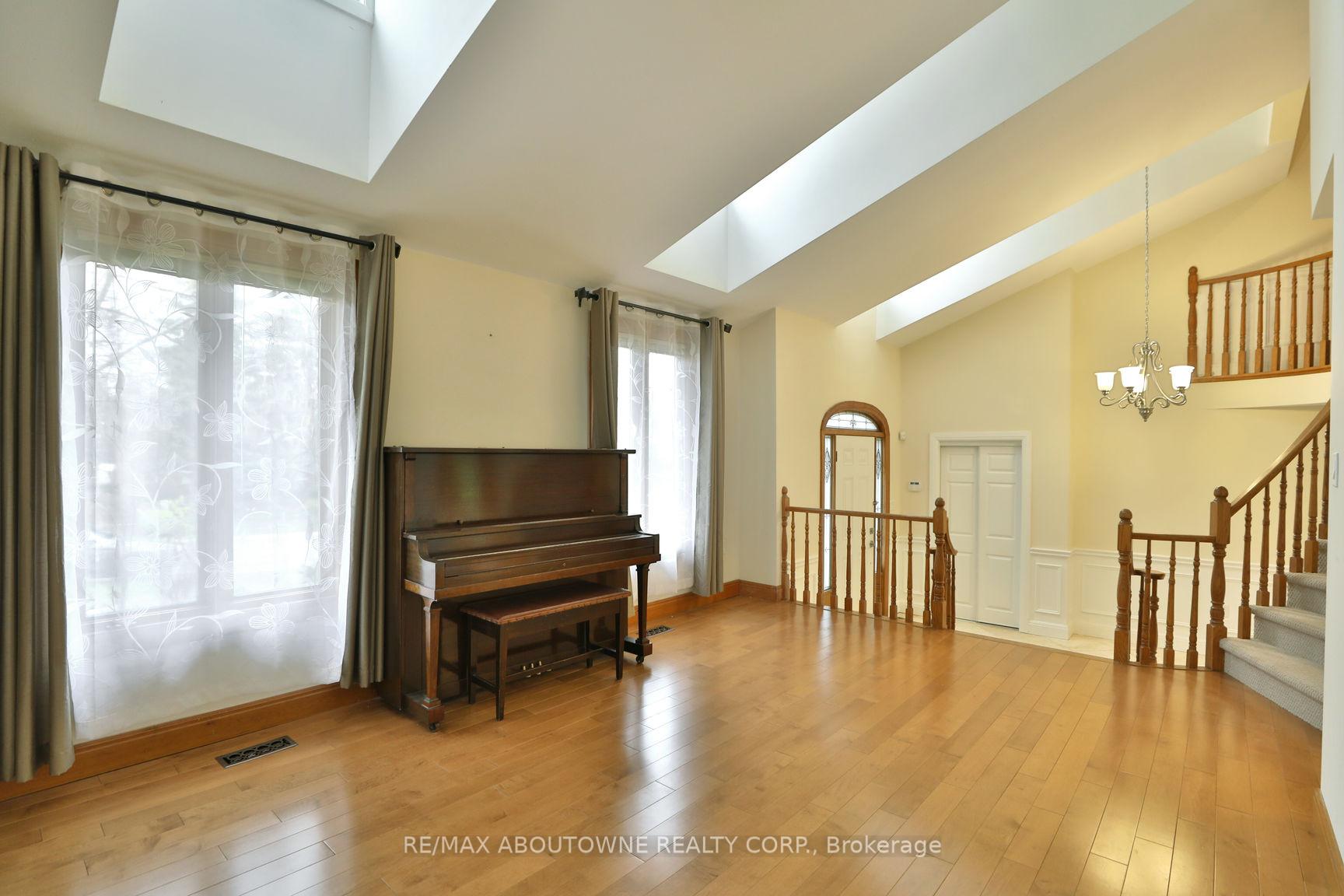 Photo 6 of 301 Lloyminn Avenue, Hamilton, Ancaster — HOMEH