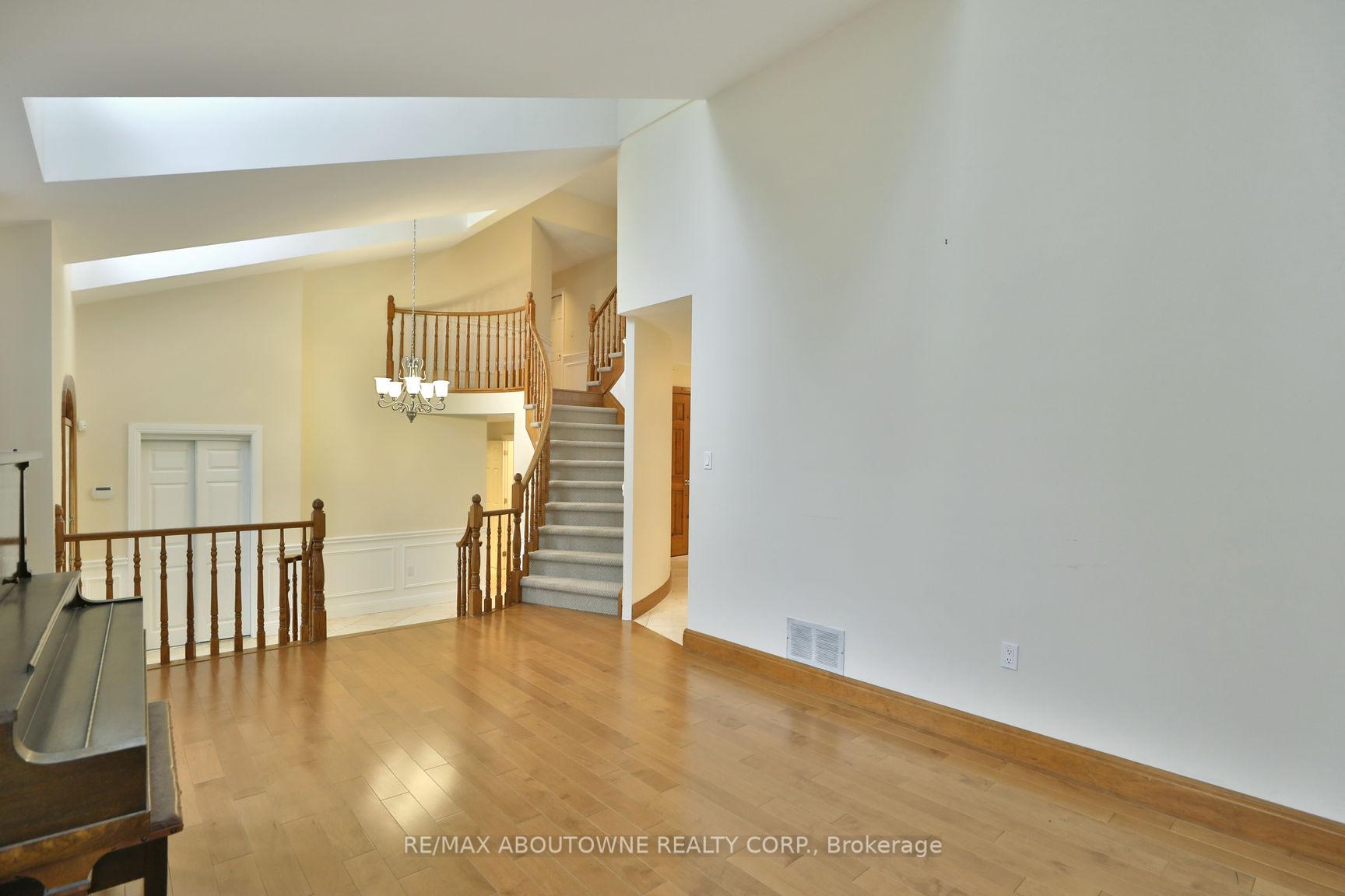 Photo 7 of 301 Lloyminn Avenue, Hamilton, Ancaster — HOMEH