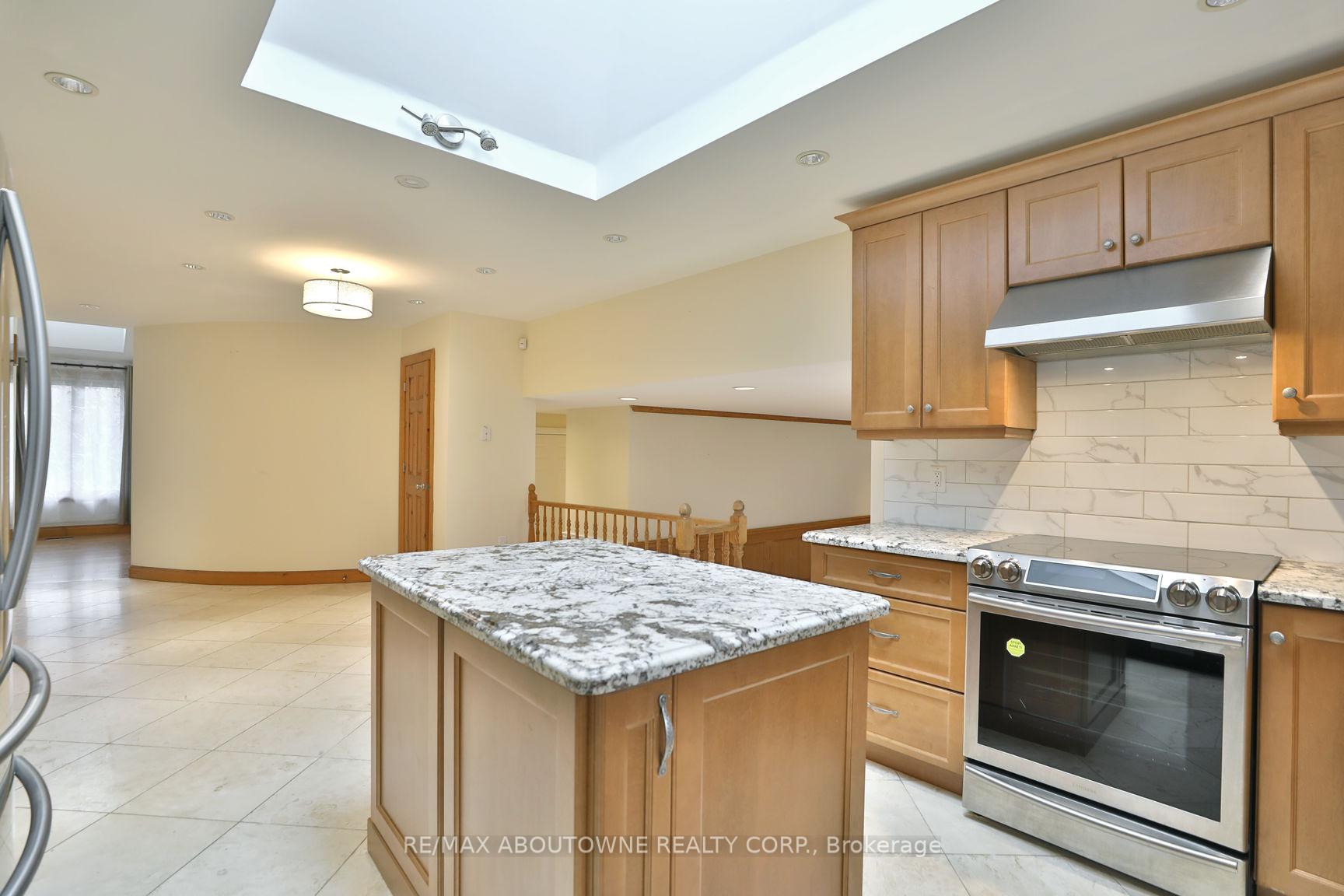 Photo 10 of 301 Lloyminn Avenue, Hamilton, Ancaster — HOMEH