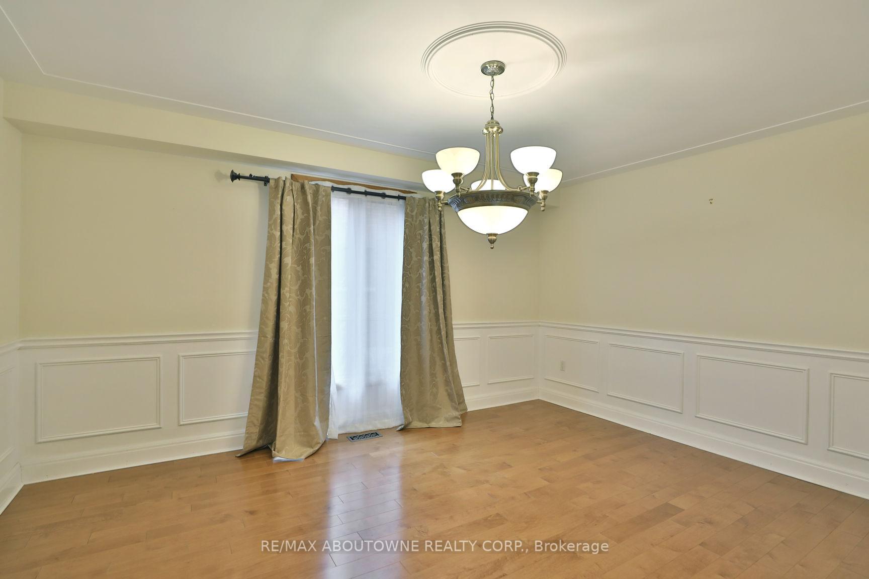 Photo 12 of 301 Lloyminn Avenue, Hamilton, Ancaster — HOMEH