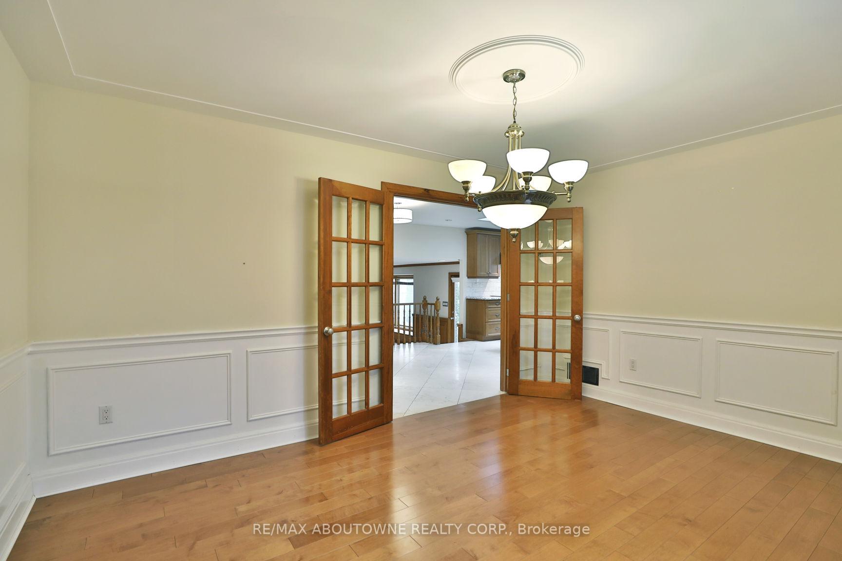 Photo 13 of 301 Lloyminn Avenue, Hamilton, Ancaster — HOMEH