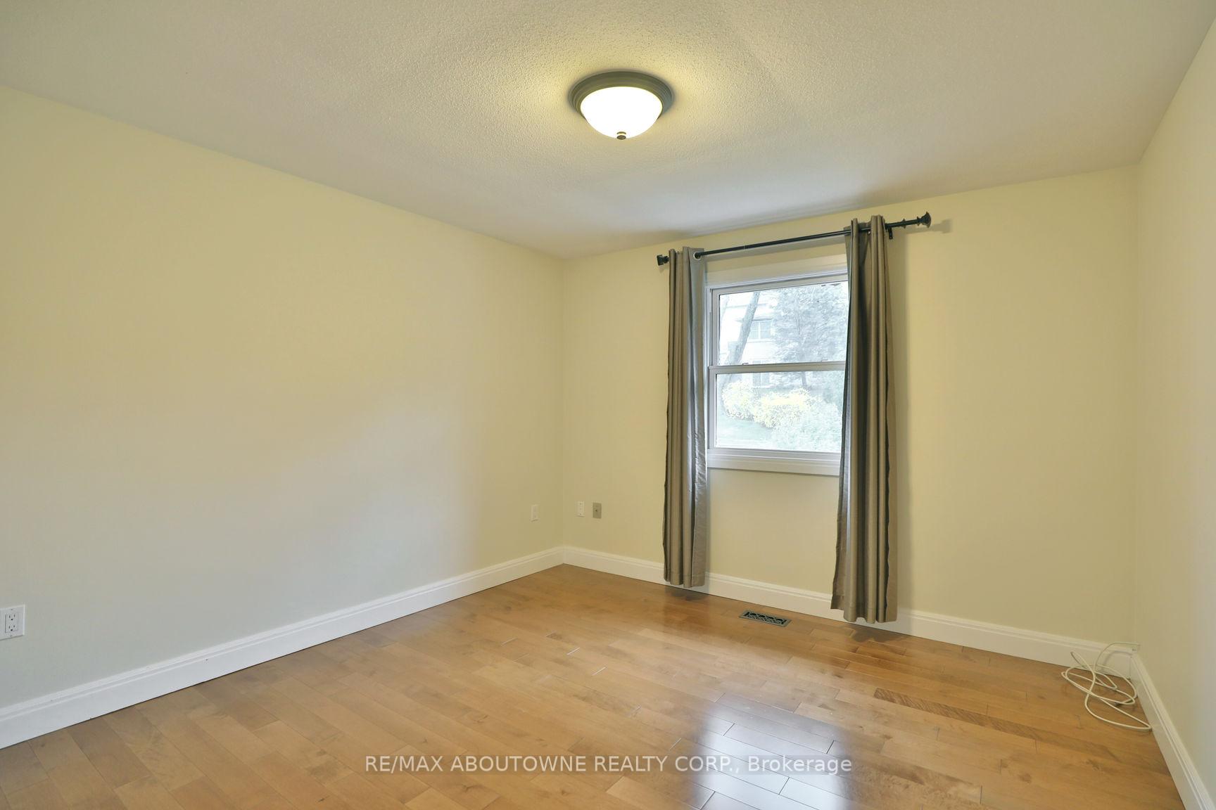 Photo 24 of 301 Lloyminn Avenue, Hamilton, Ancaster — HOMEH