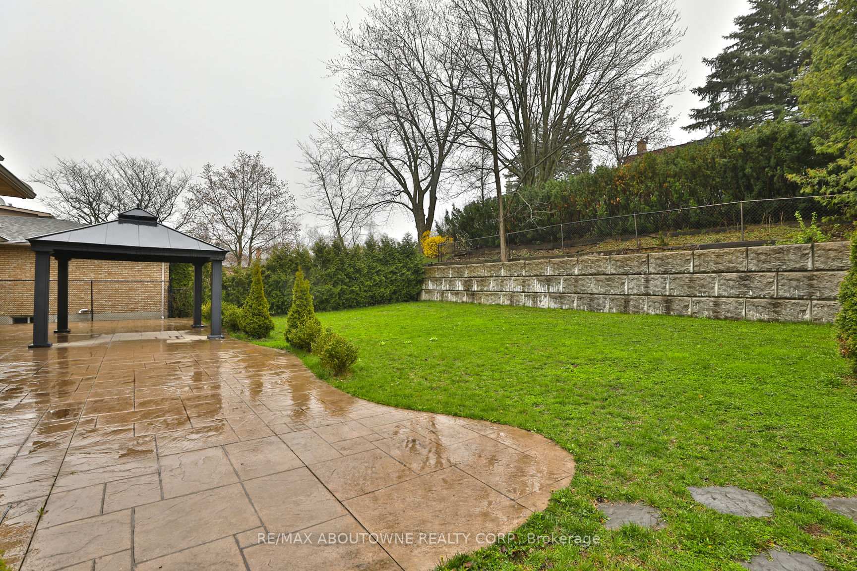 Photo 33 of 301 Lloyminn Avenue, Hamilton, Ancaster — HOMEH