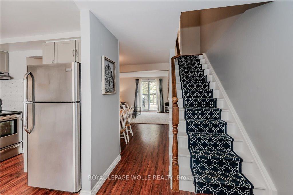 Photo 4 of 10 Caprice Court, Kitchener, Victoria Hills — HOMEH