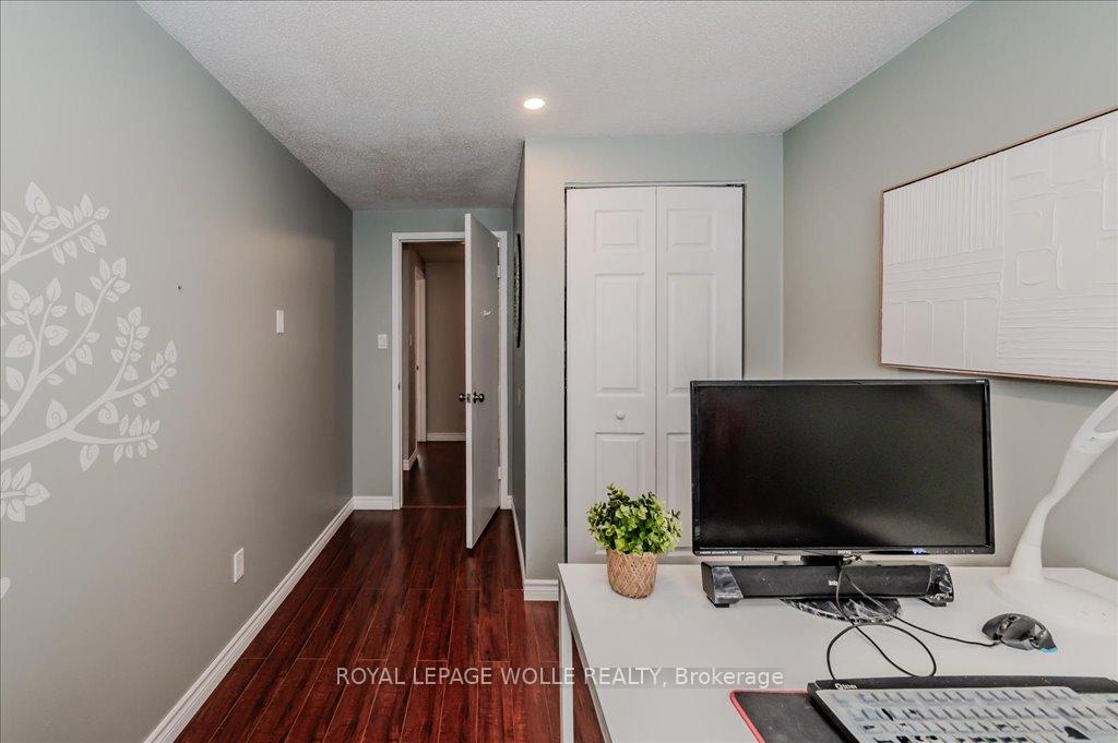 Photo 20 of 10 Caprice Court, Kitchener, Victoria Hills — HOMEH