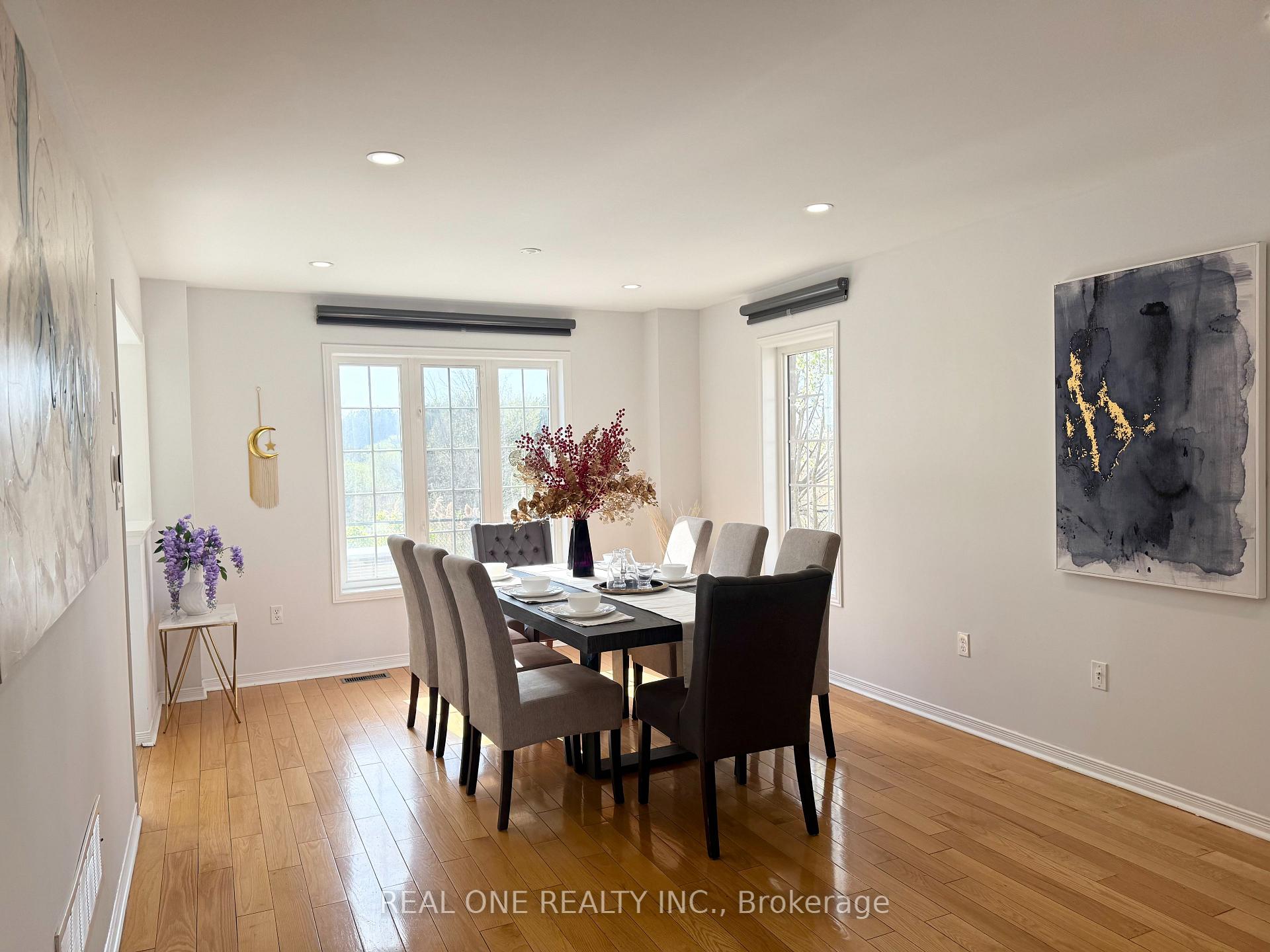 Photo 2 of 10 Prince Charles Way, Markham, Berczy — HOMEH