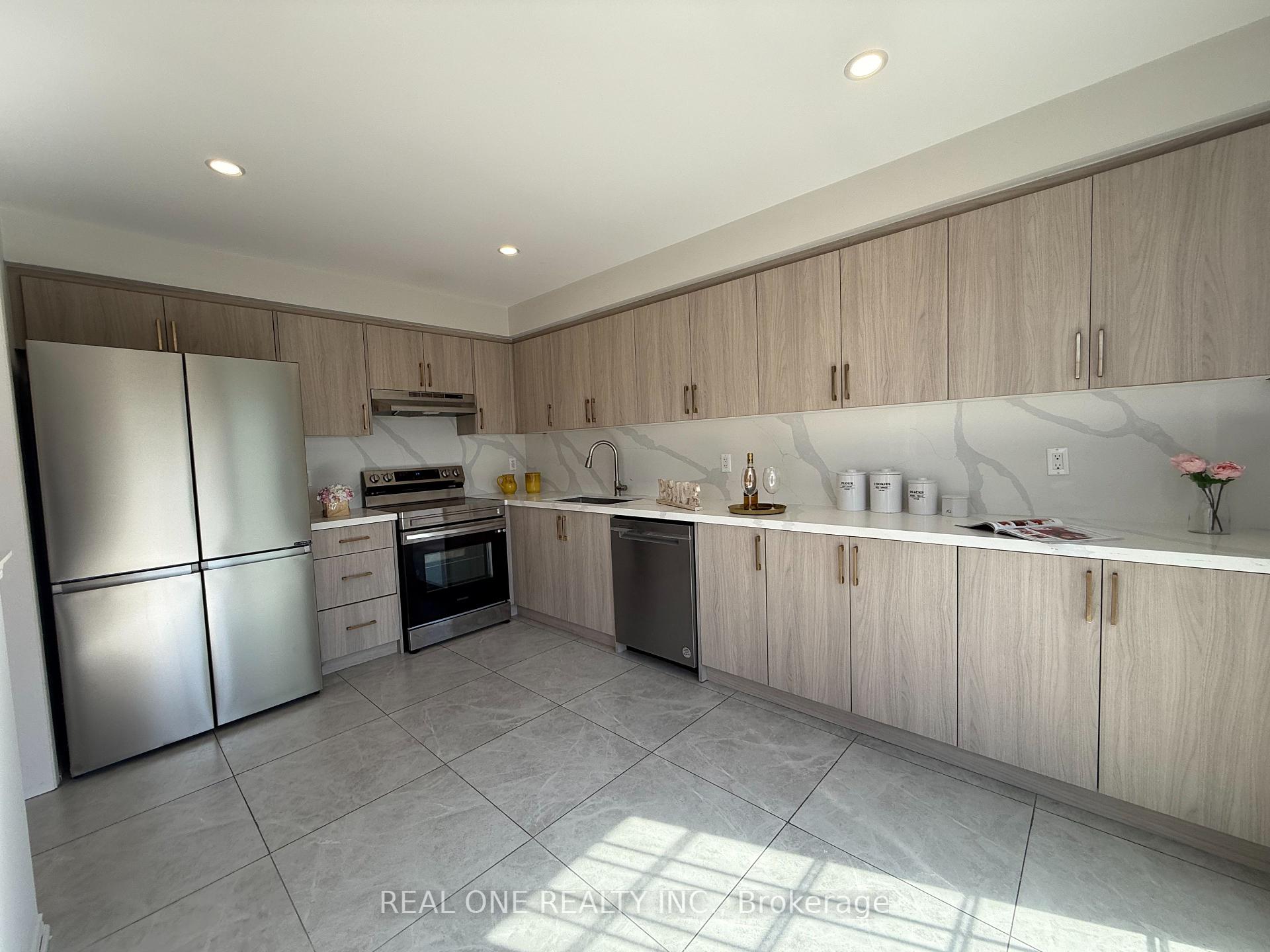 Photo 8 of 10 Prince Charles Way, Markham, Berczy — HOMEH