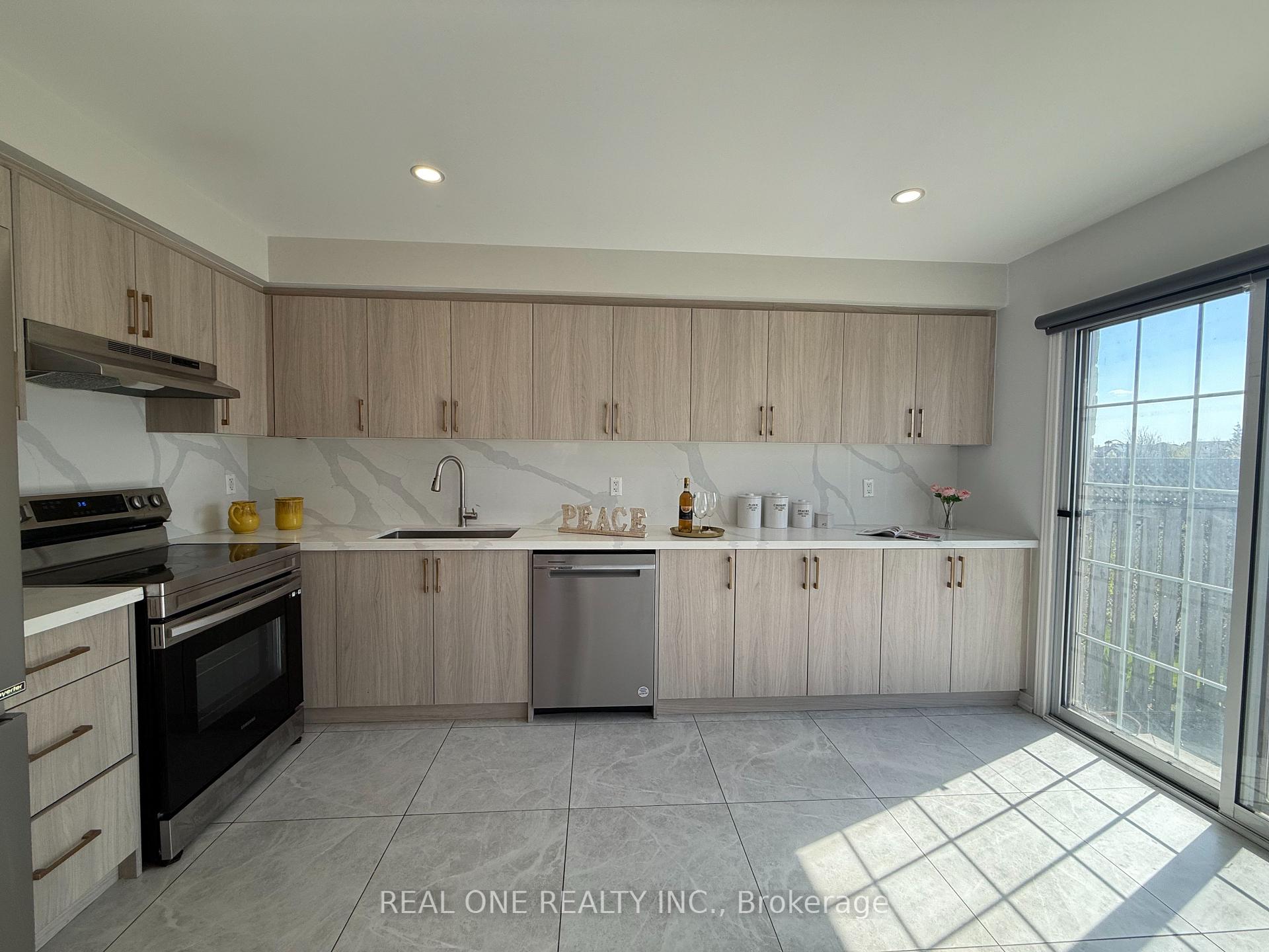 Photo 9 of 10 Prince Charles Way, Markham, Berczy — HOMEH