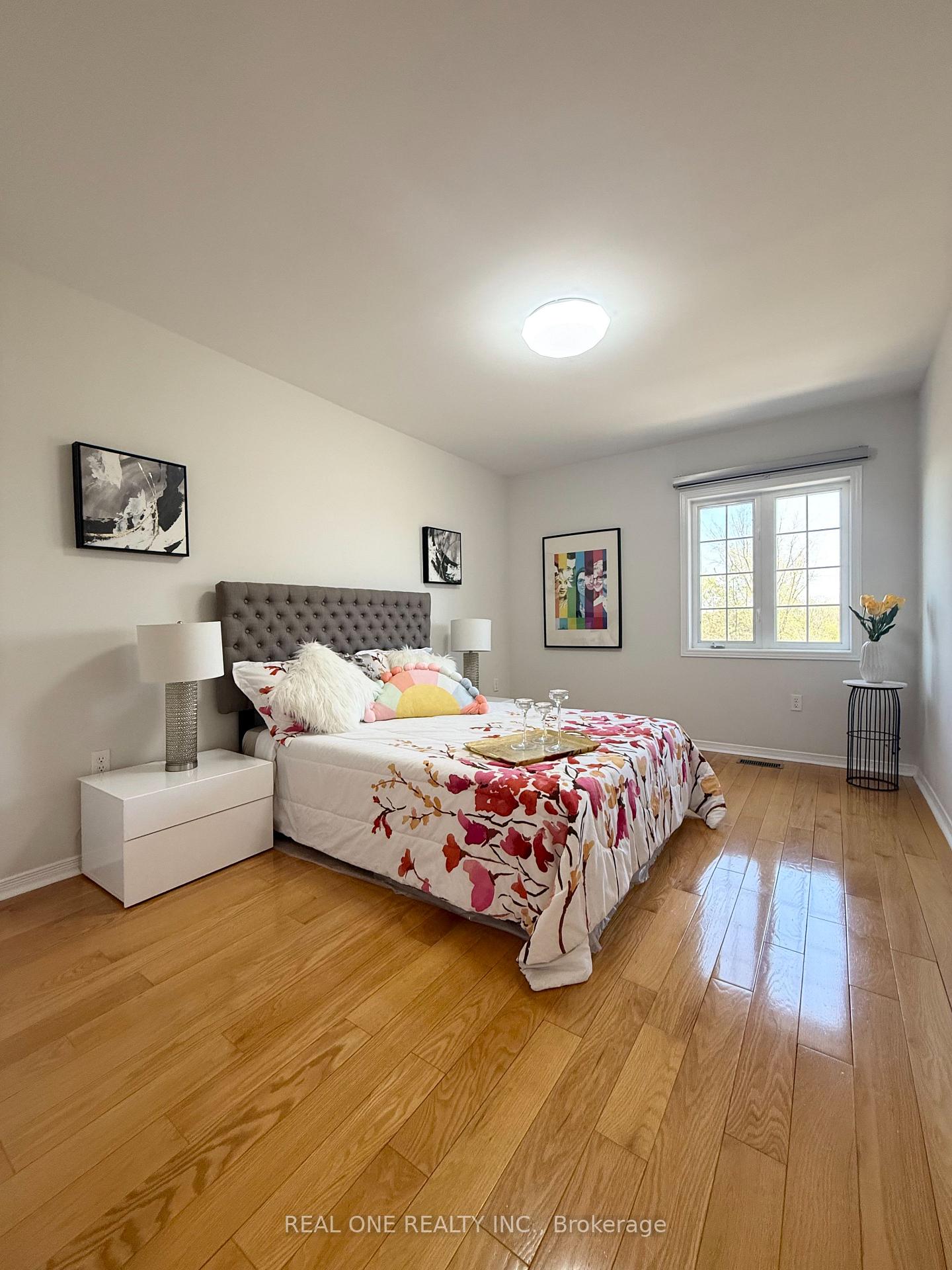 Photo 13 of 10 Prince Charles Way, Markham, Berczy — HOMEH
