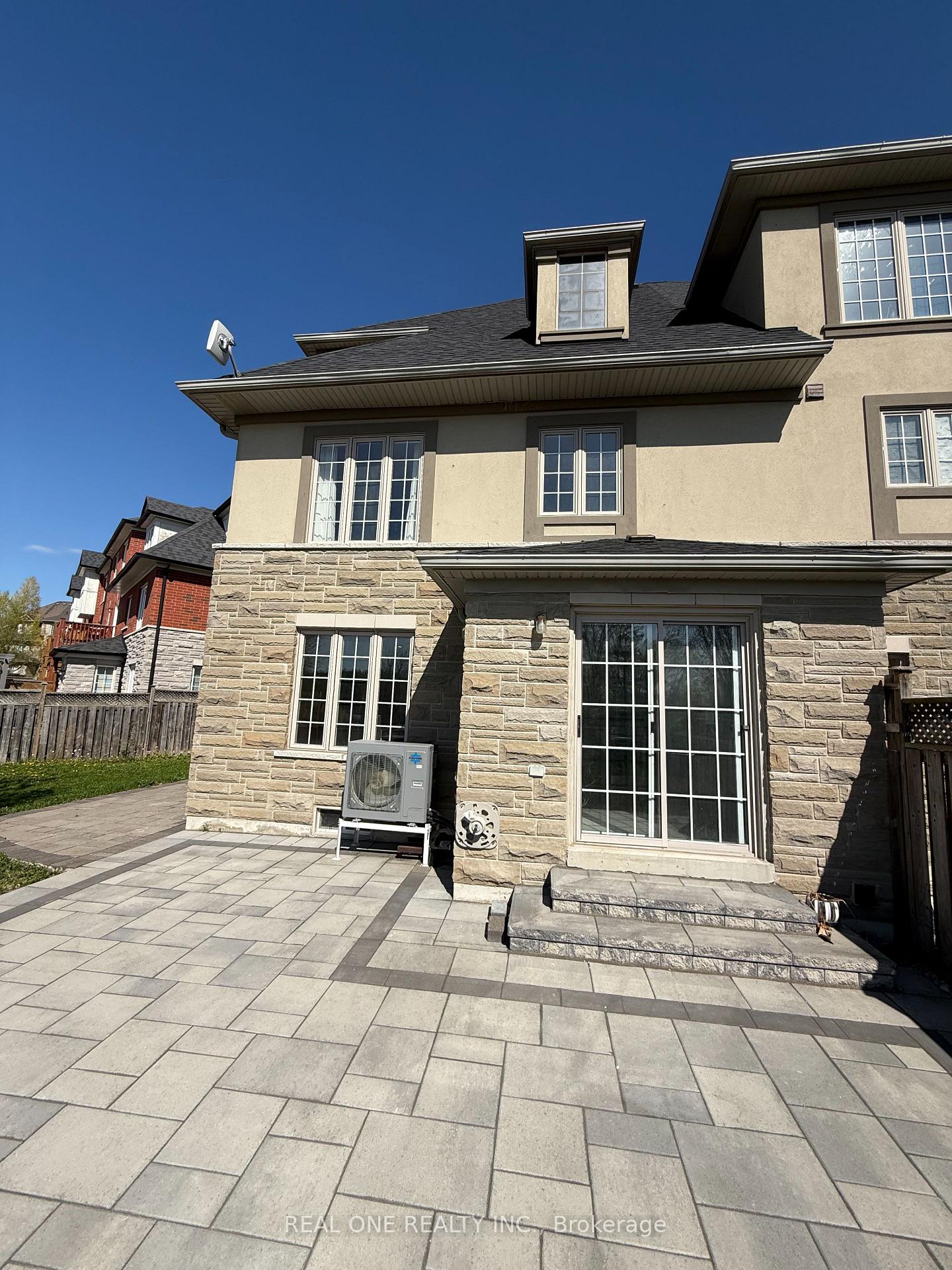 Photo 20 of 10 Prince Charles Way, Markham, Berczy — HOMEH
