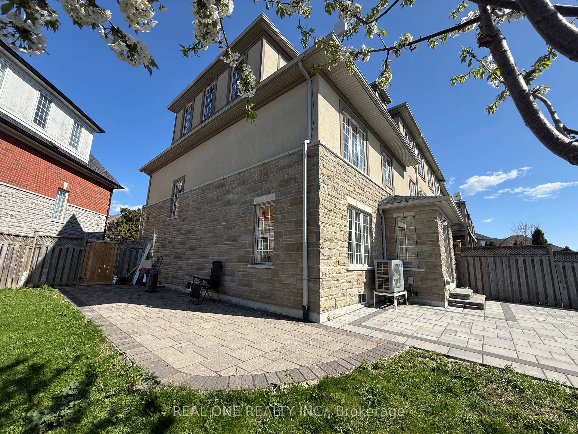 Photo 23 of 10 Prince Charles Way, Markham, Berczy — HOMEH