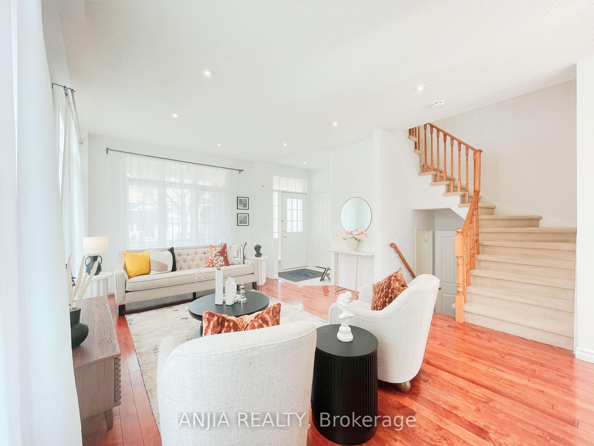 Photo 8 of 24 Crawford Street, Markham, Berczy — HOMEH
