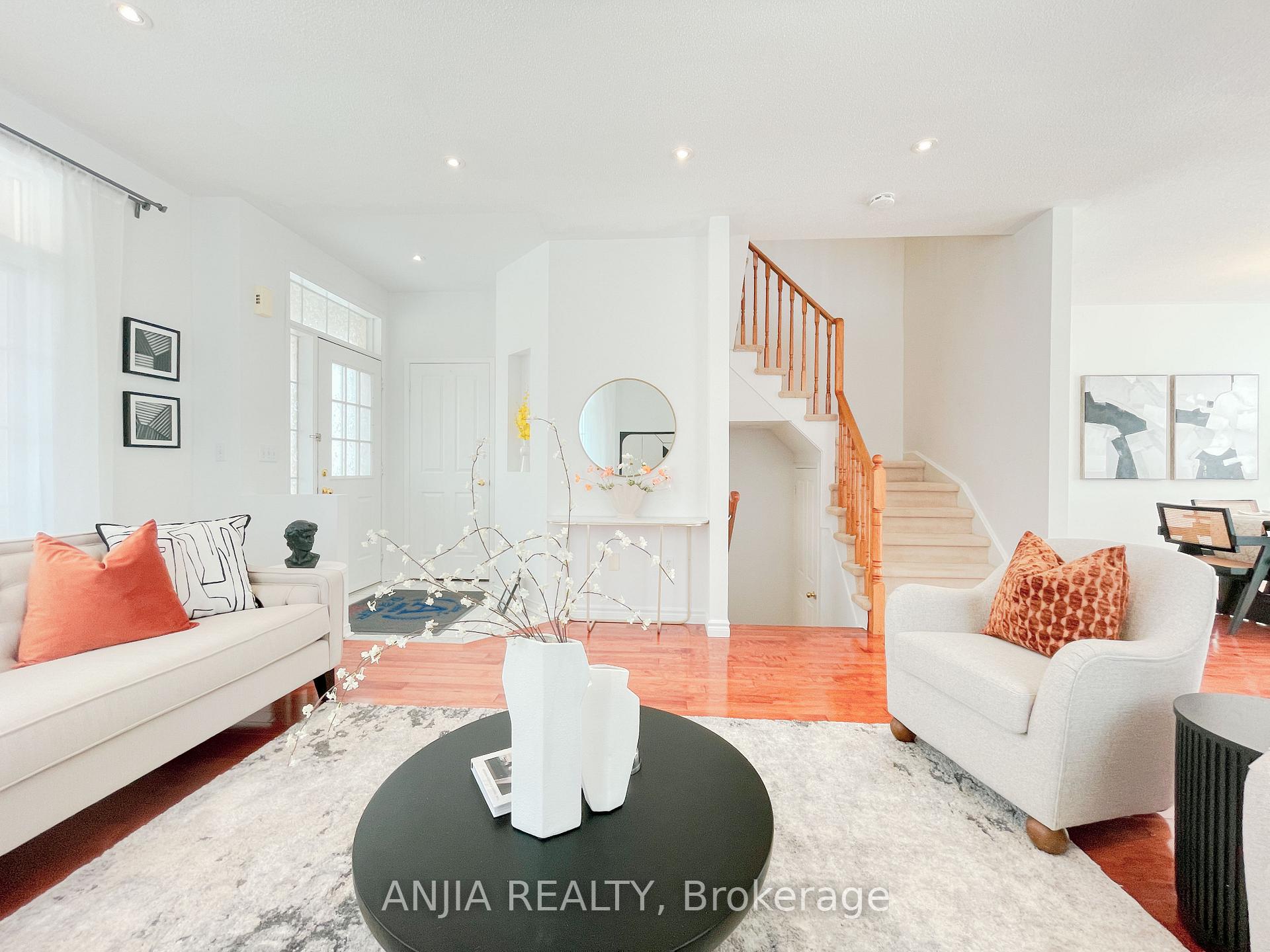 Photo 9 of 24 Crawford Street, Markham, Berczy — HOMEH