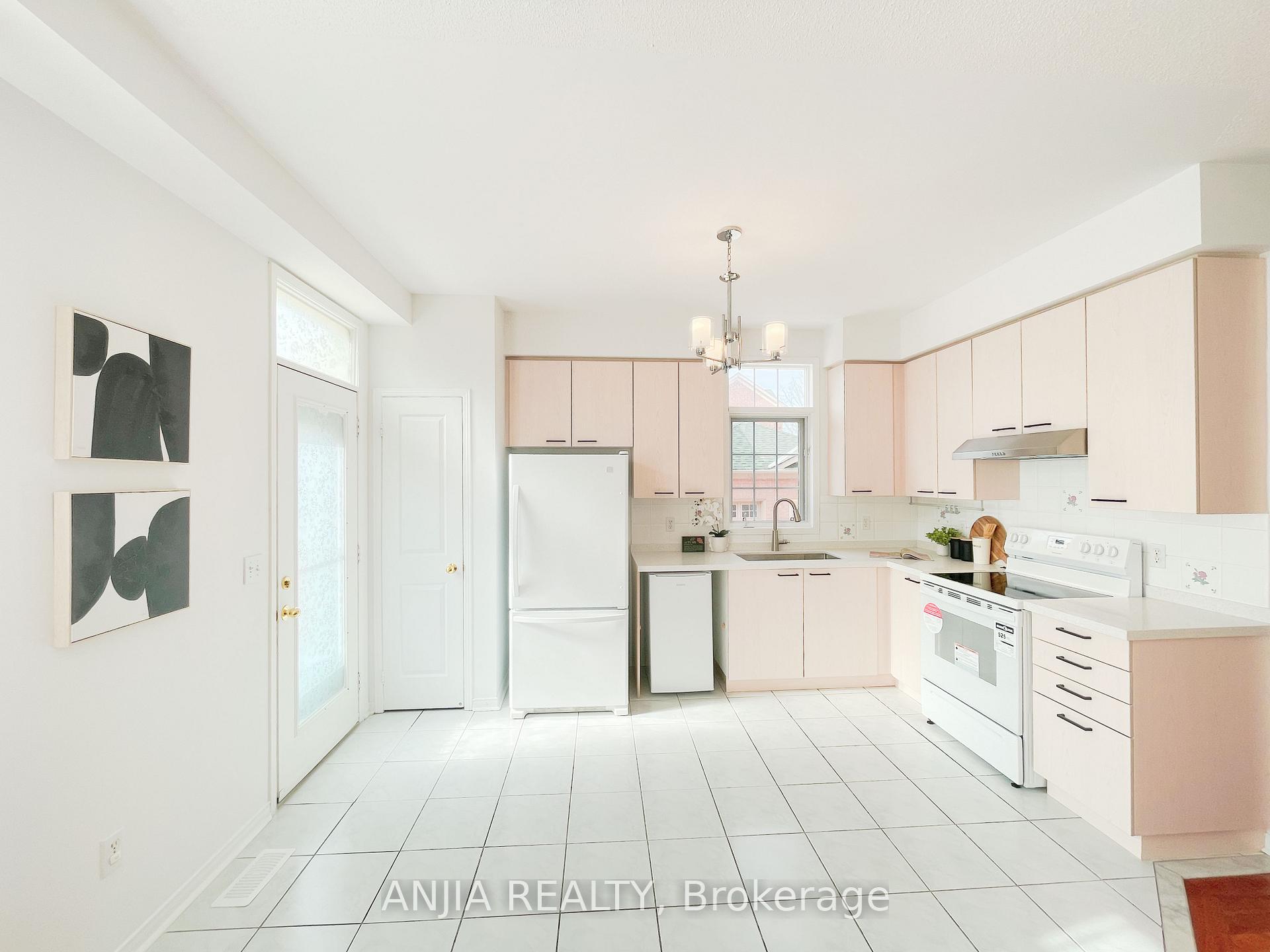 Photo 17 of 24 Crawford Street, Markham, Berczy — HOMEH