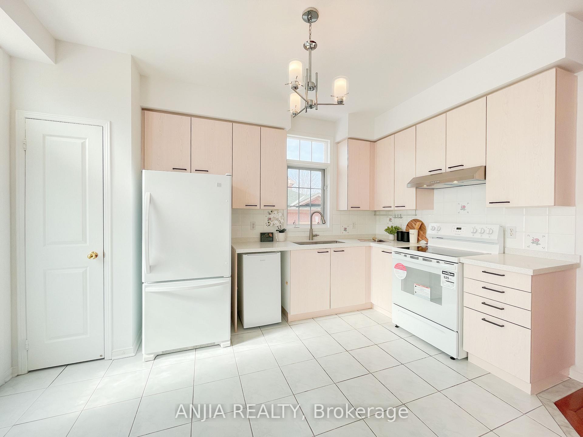 Photo 19 of 24 Crawford Street, Markham, Berczy — HOMEH