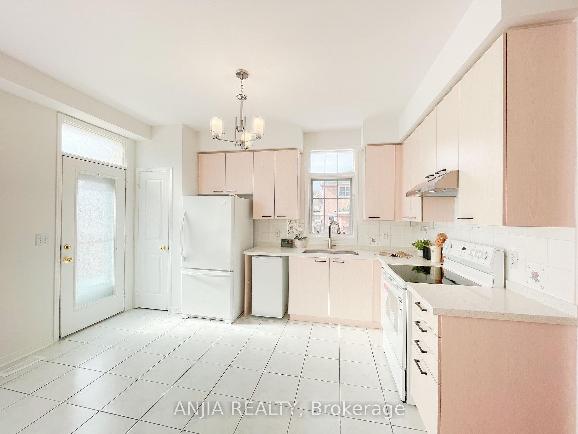 Photo 20 of 24 Crawford Street, Markham, Berczy — HOMEH