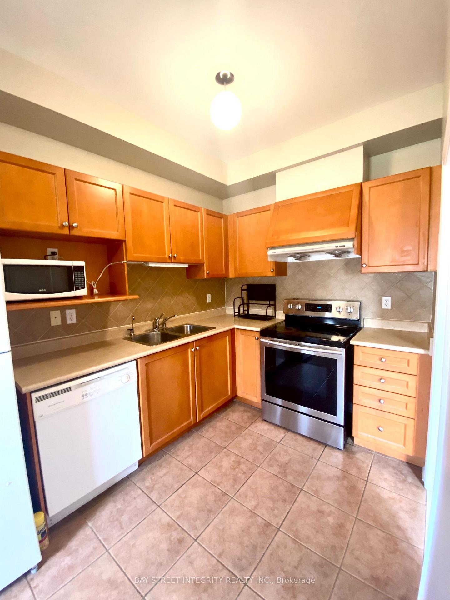 Photo 5 of 52 John Gary Drive, Markham, Village Green-South Unionville — HOMEH